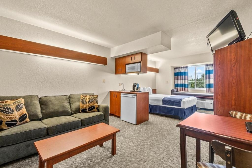Queen Studio Suite with Mobility Access and Roll-in Shower, Non-Smoking - Photo 1