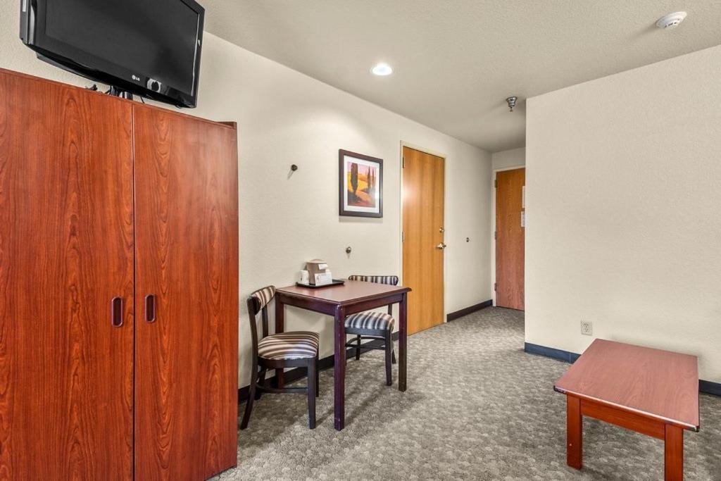 Queen Studio Suite - Non-Smoking - Photo 1
