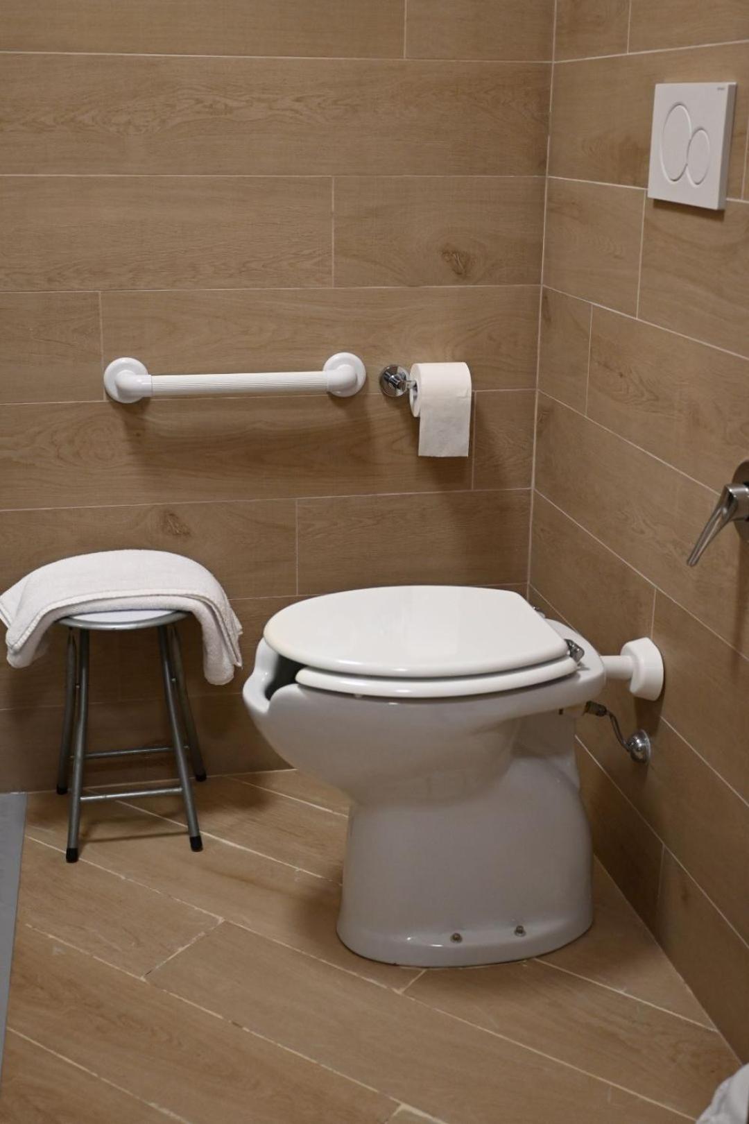Twin Room with Private Bathroom photo 2