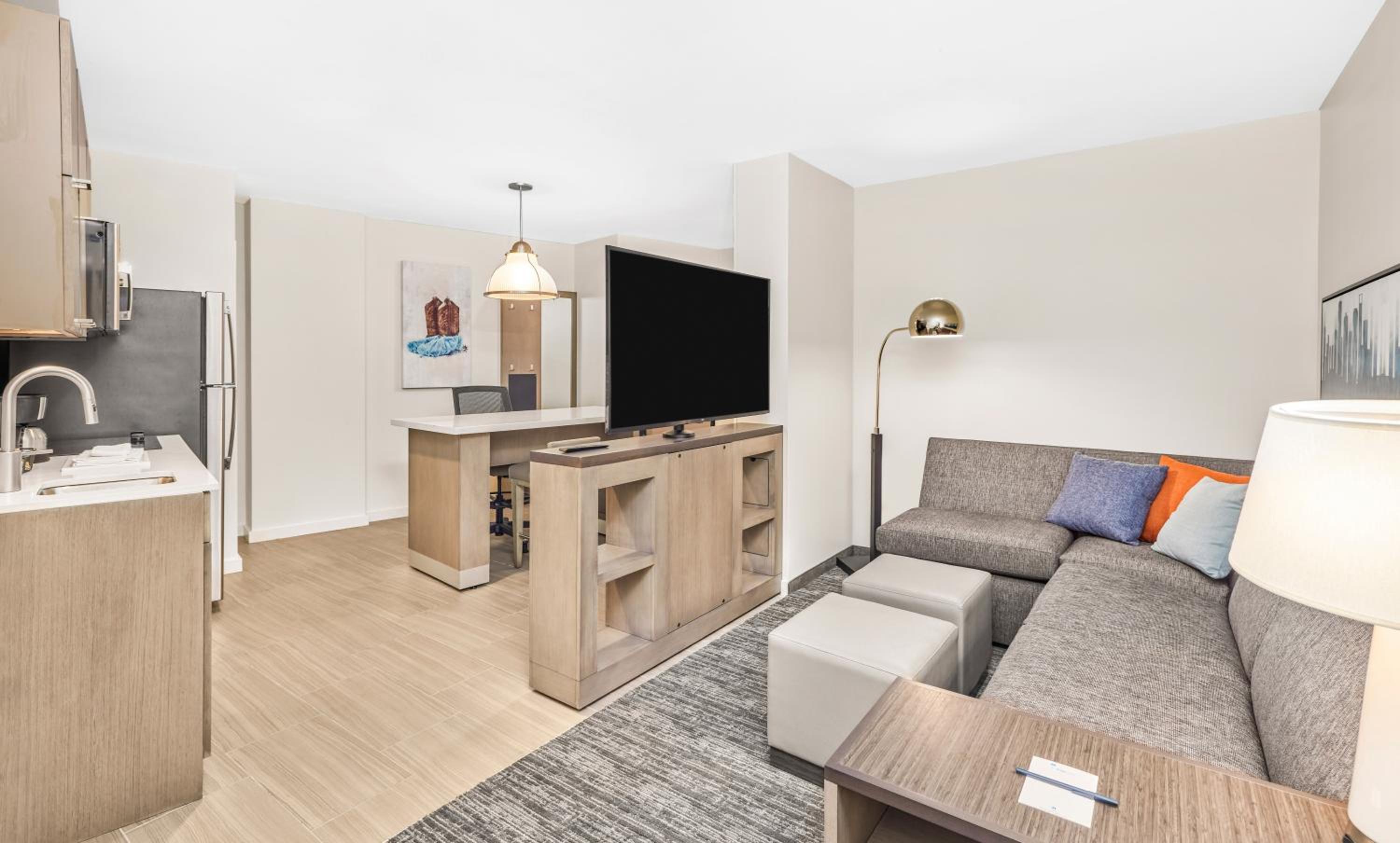 One-Bedroom King Suite with Panoramic View - Photo 5