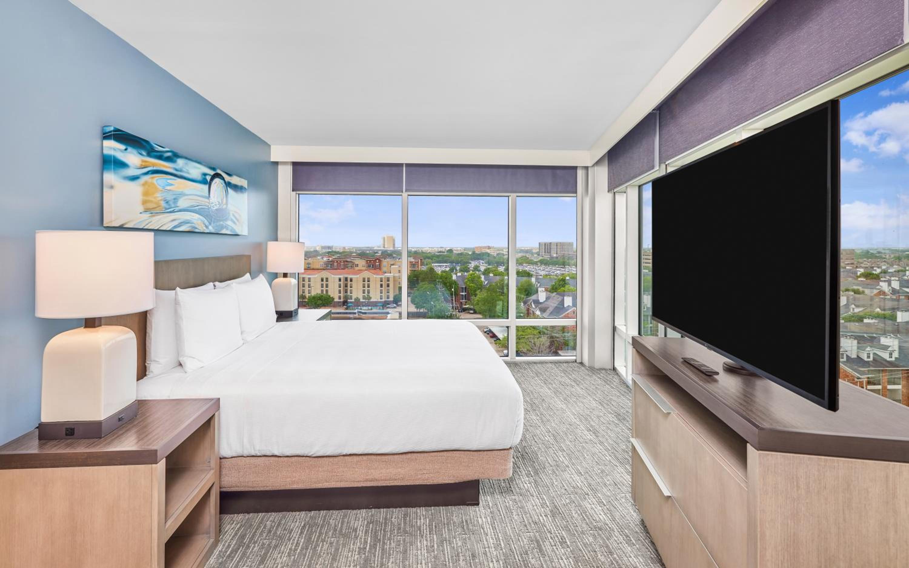 One-Bedroom King Suite with Panoramic View - Photo 4