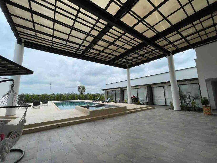 Seven-Bedroom House photo 2