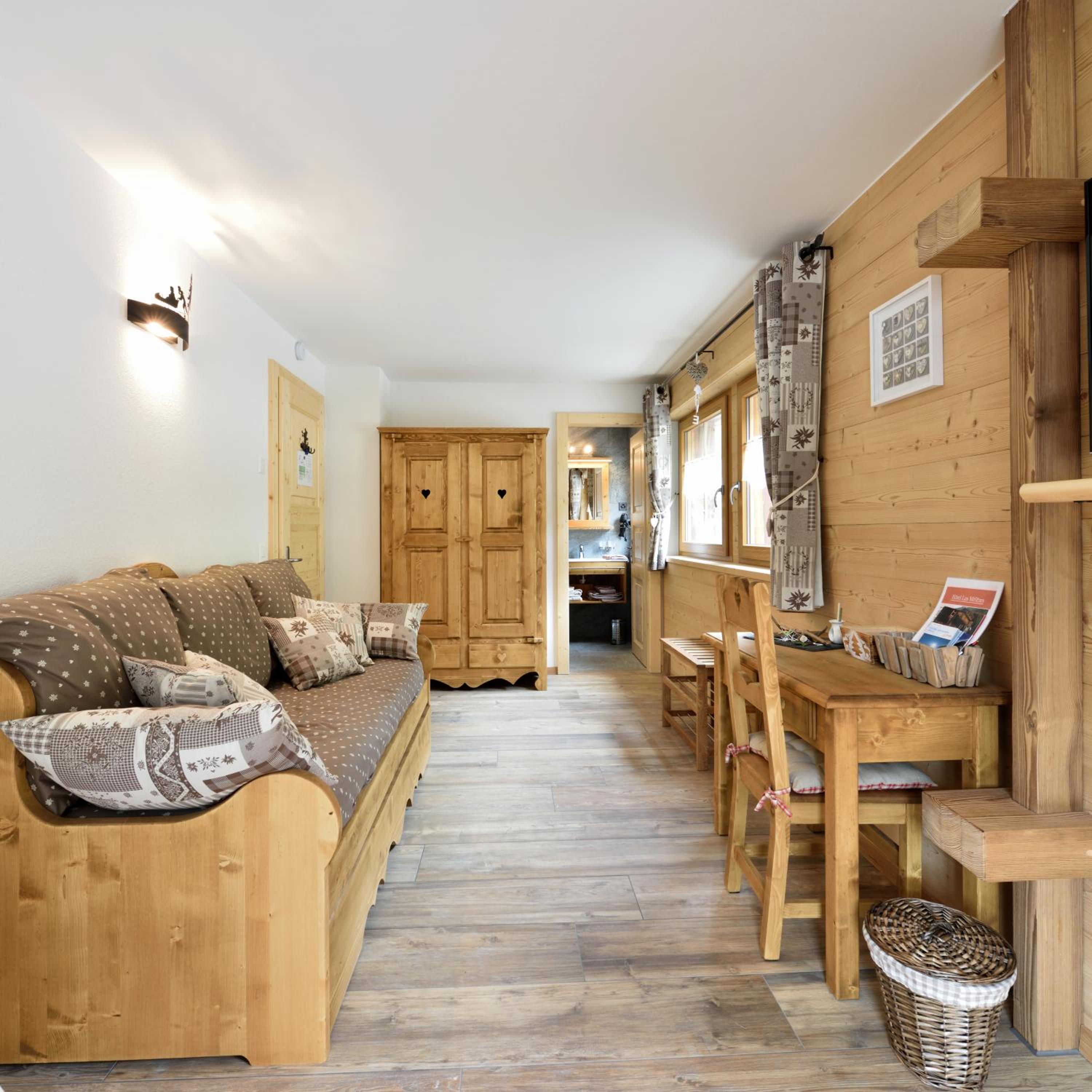 Deluxe Double Room - Photo 9
