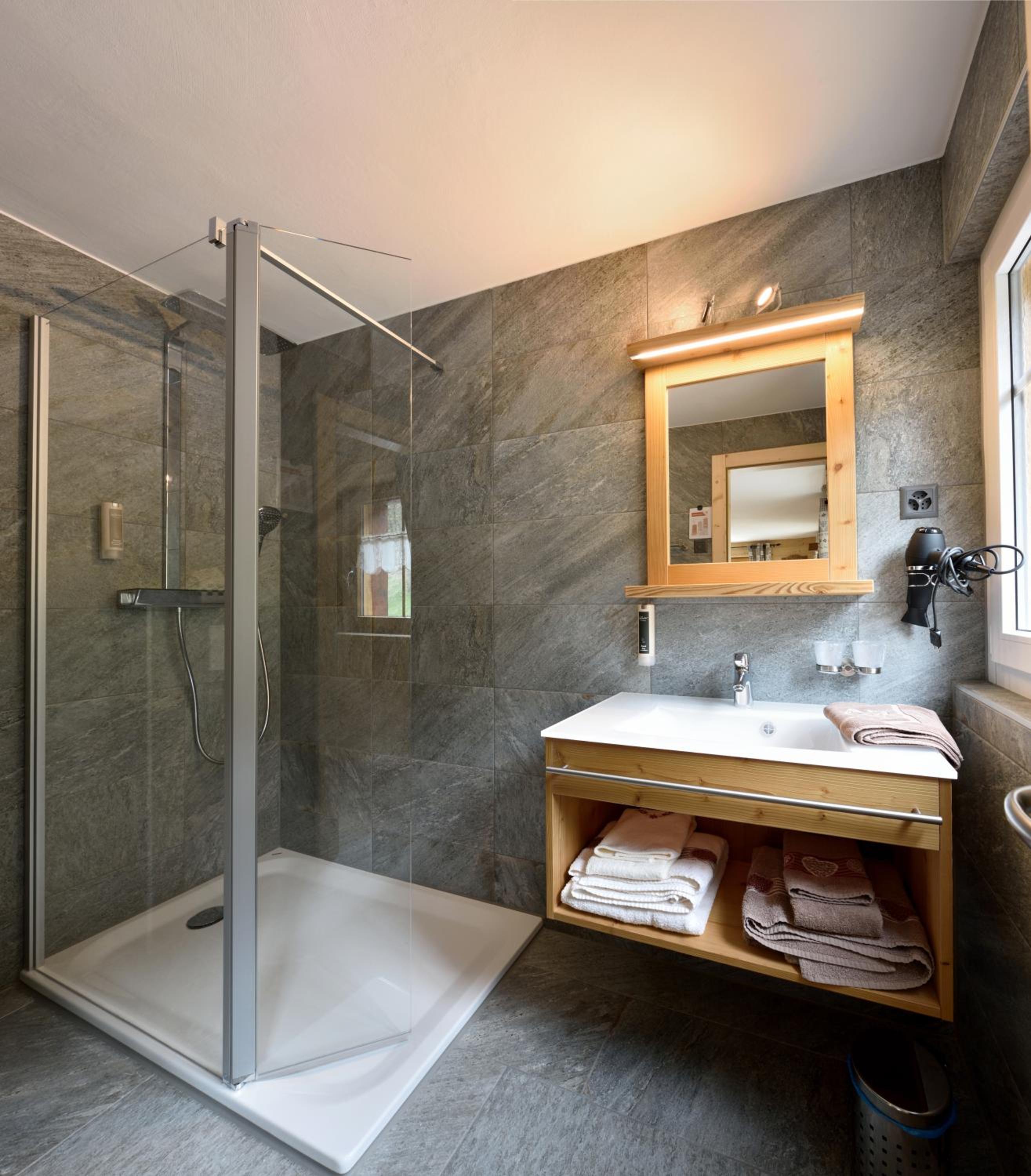 Deluxe Double Room - Photo 10