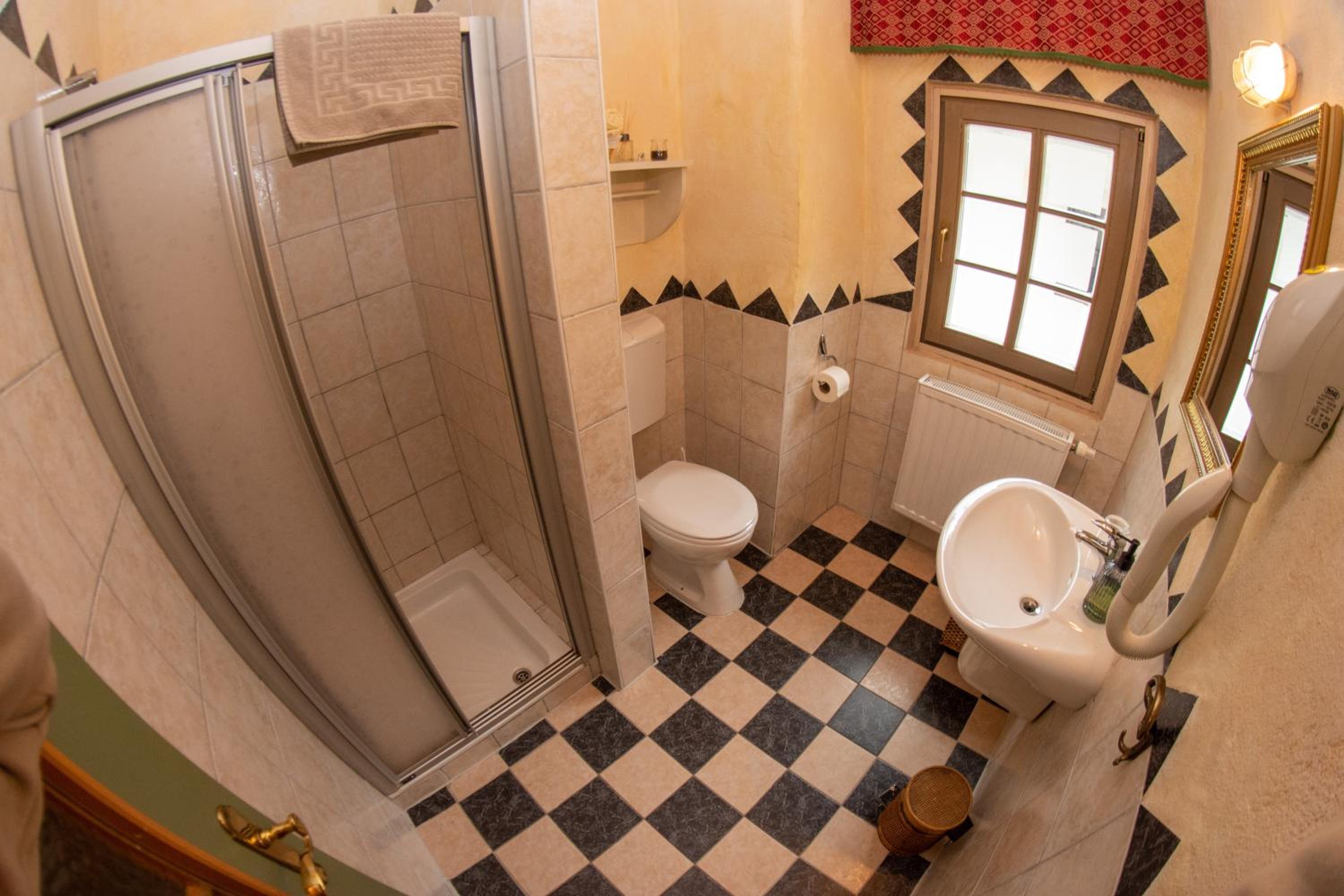 One-Bedroom Apartment (4 Adults) - Photo 9