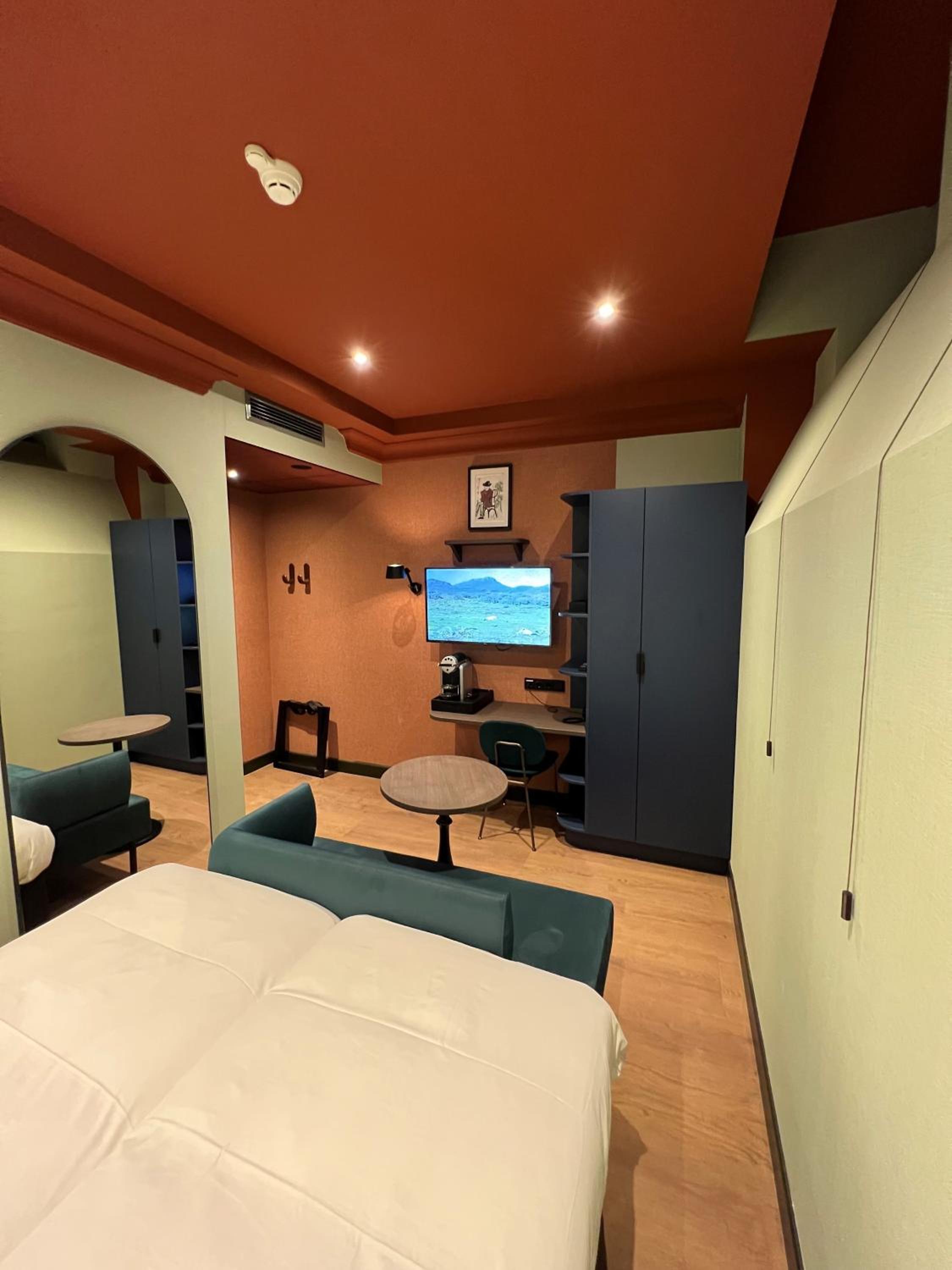 Deluxe Twin Room – Semi-Basement photo 3