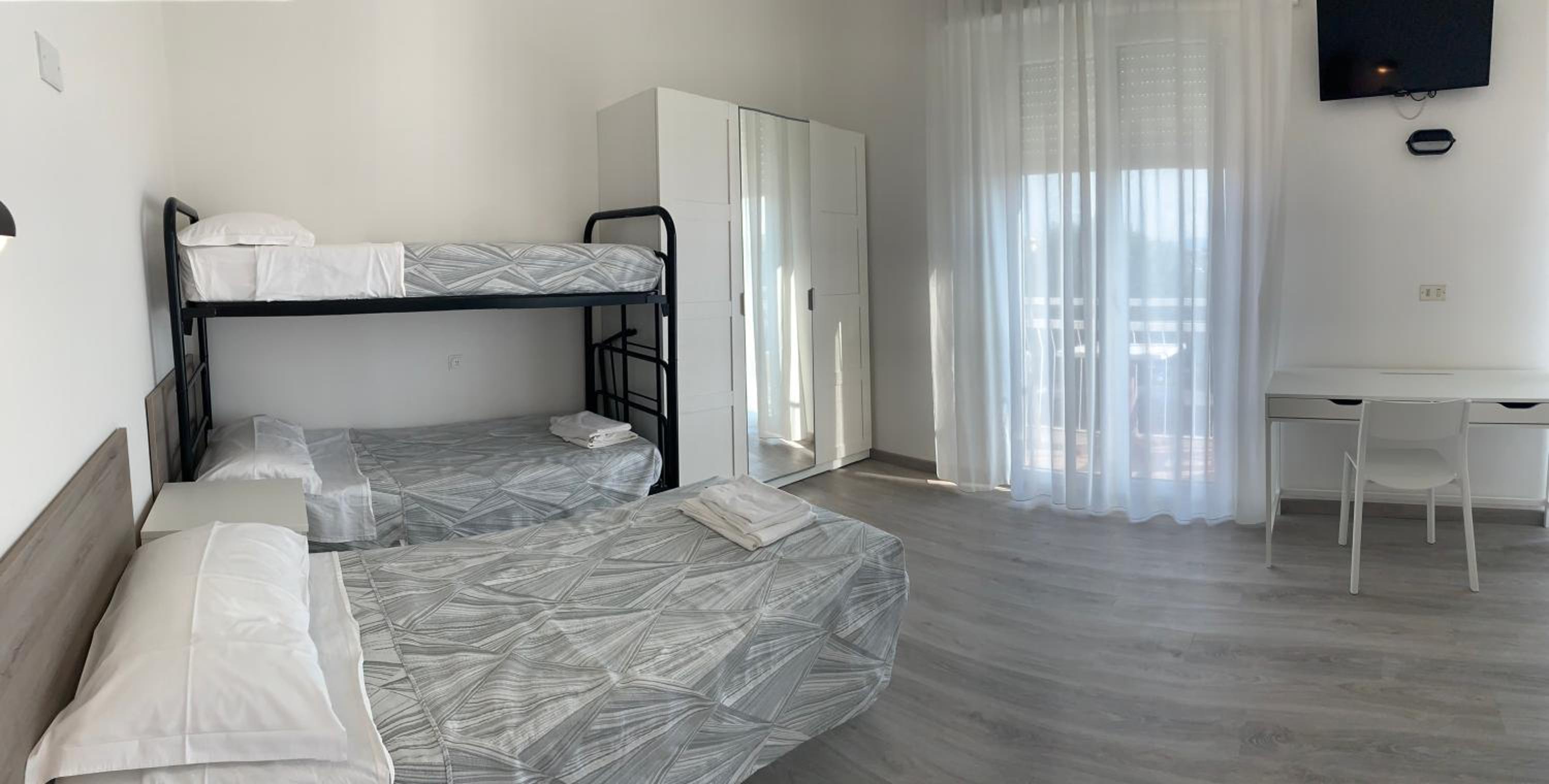 Superior Quadruple Room - Photo 33