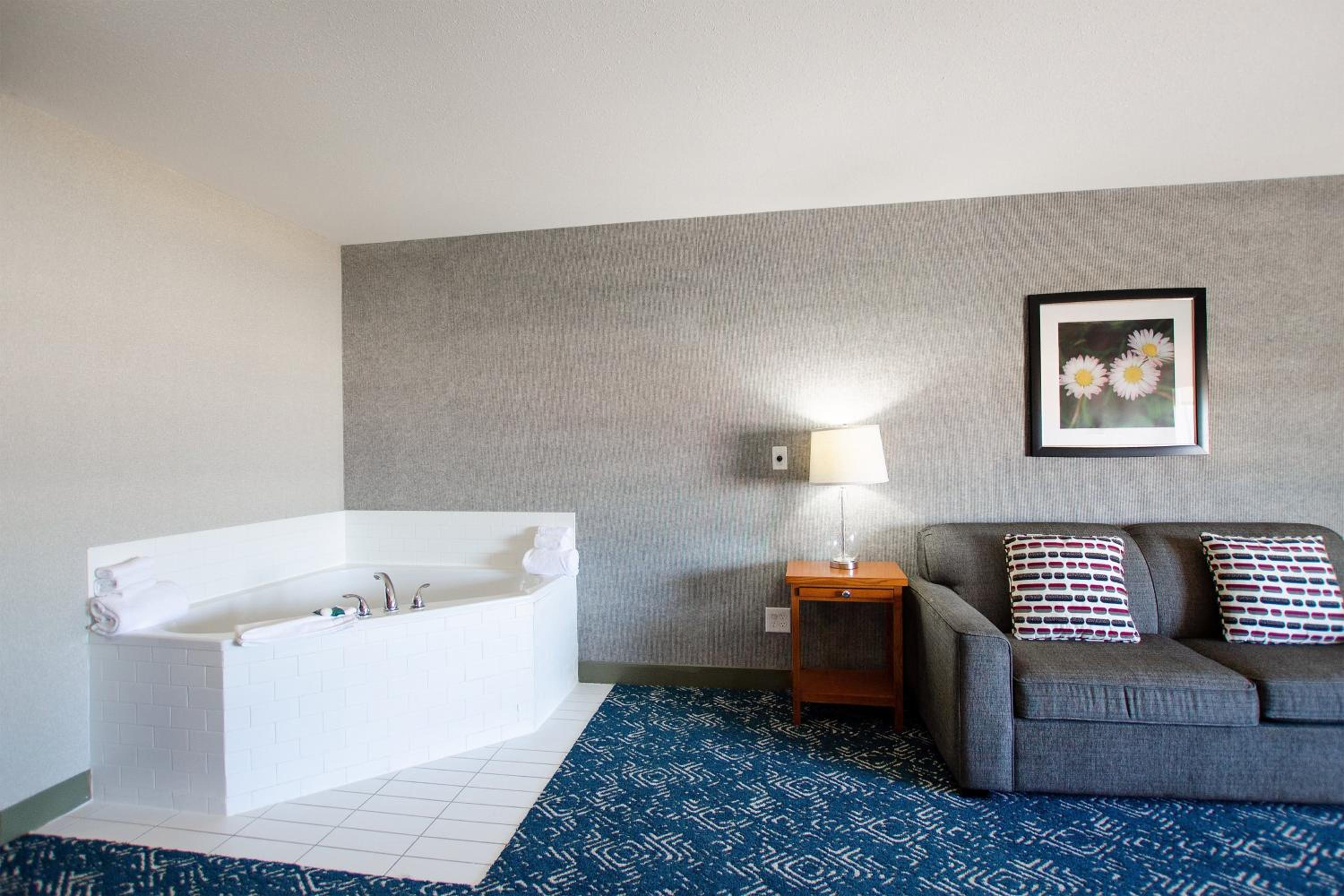 One-Bedroom Suite with City View (Corner Room) photo 3