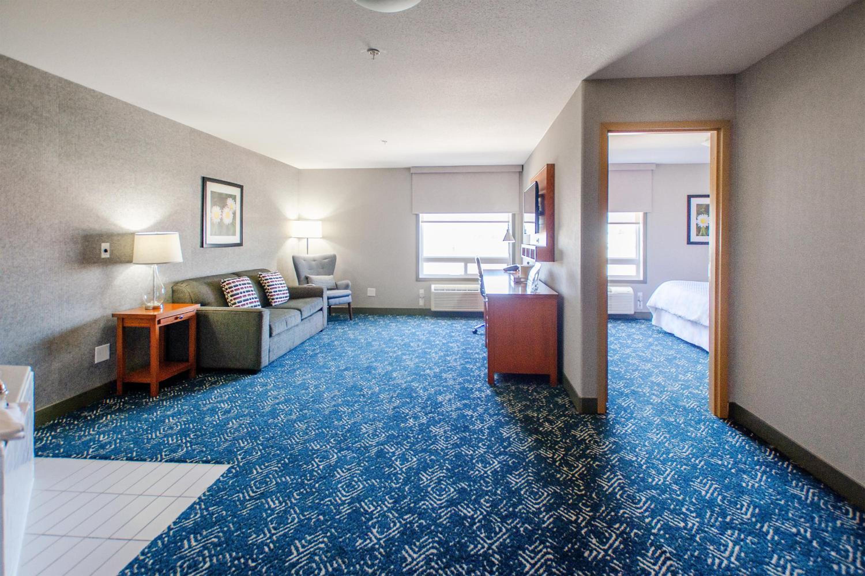 One-Bedroom Suite with City View (Corner Room) photo 1