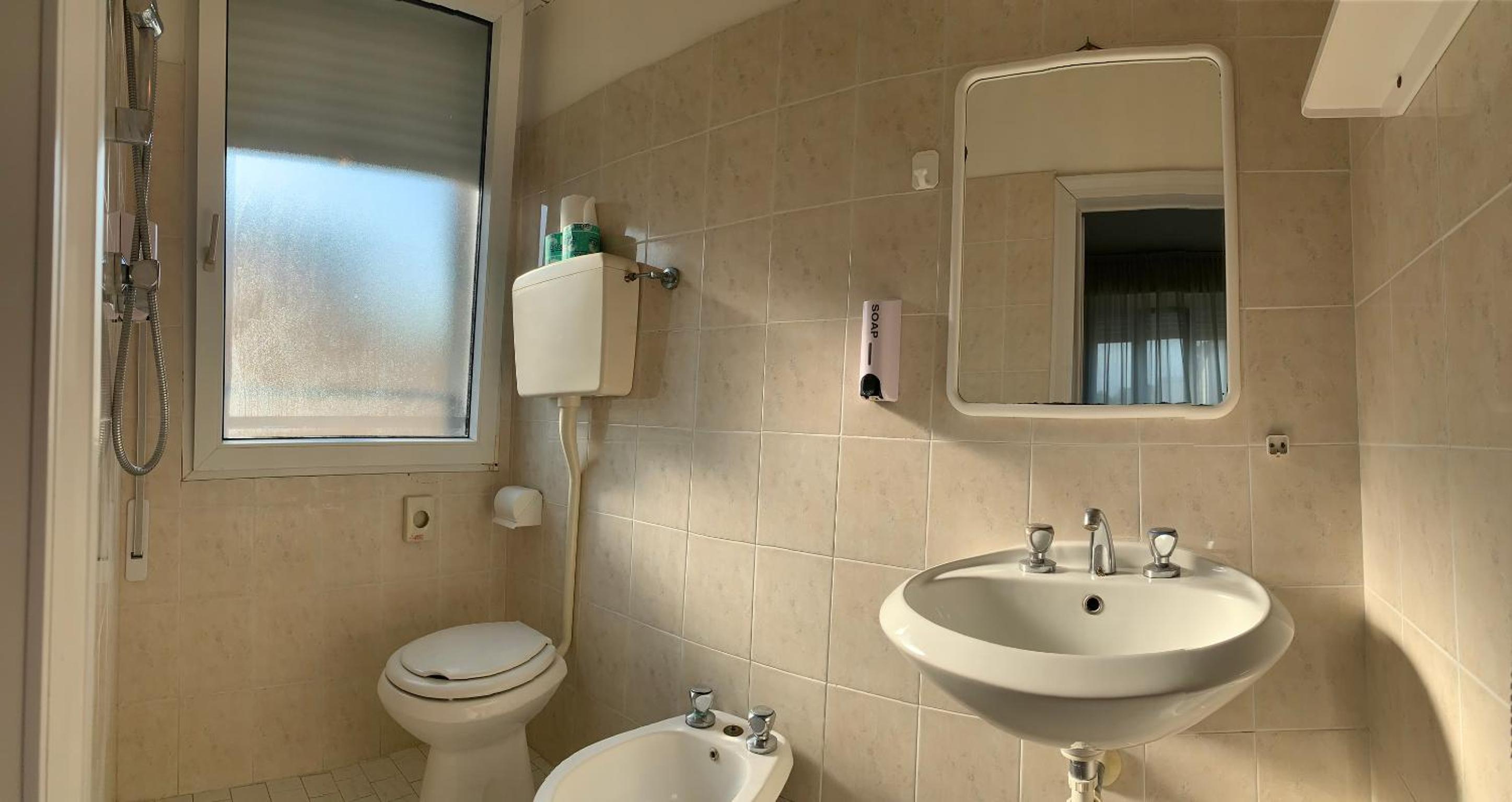 Quadruple Room - Photo 12