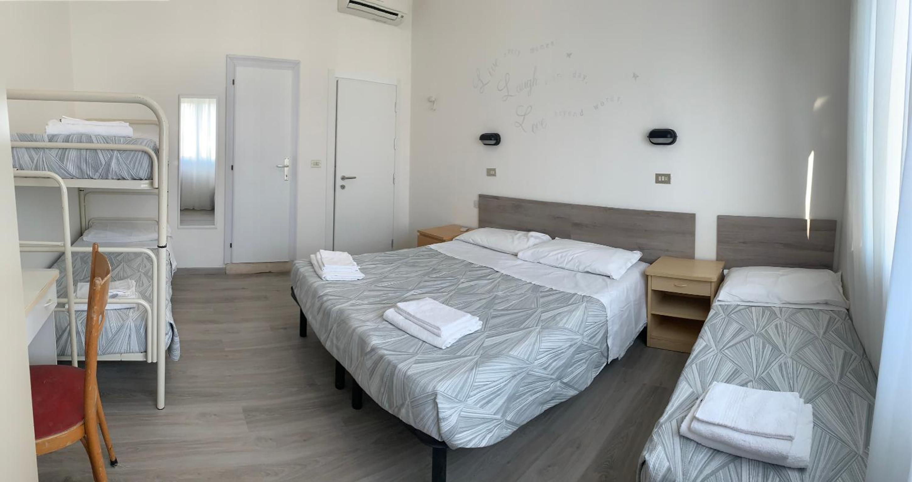 Quadruple Room - Photo 14