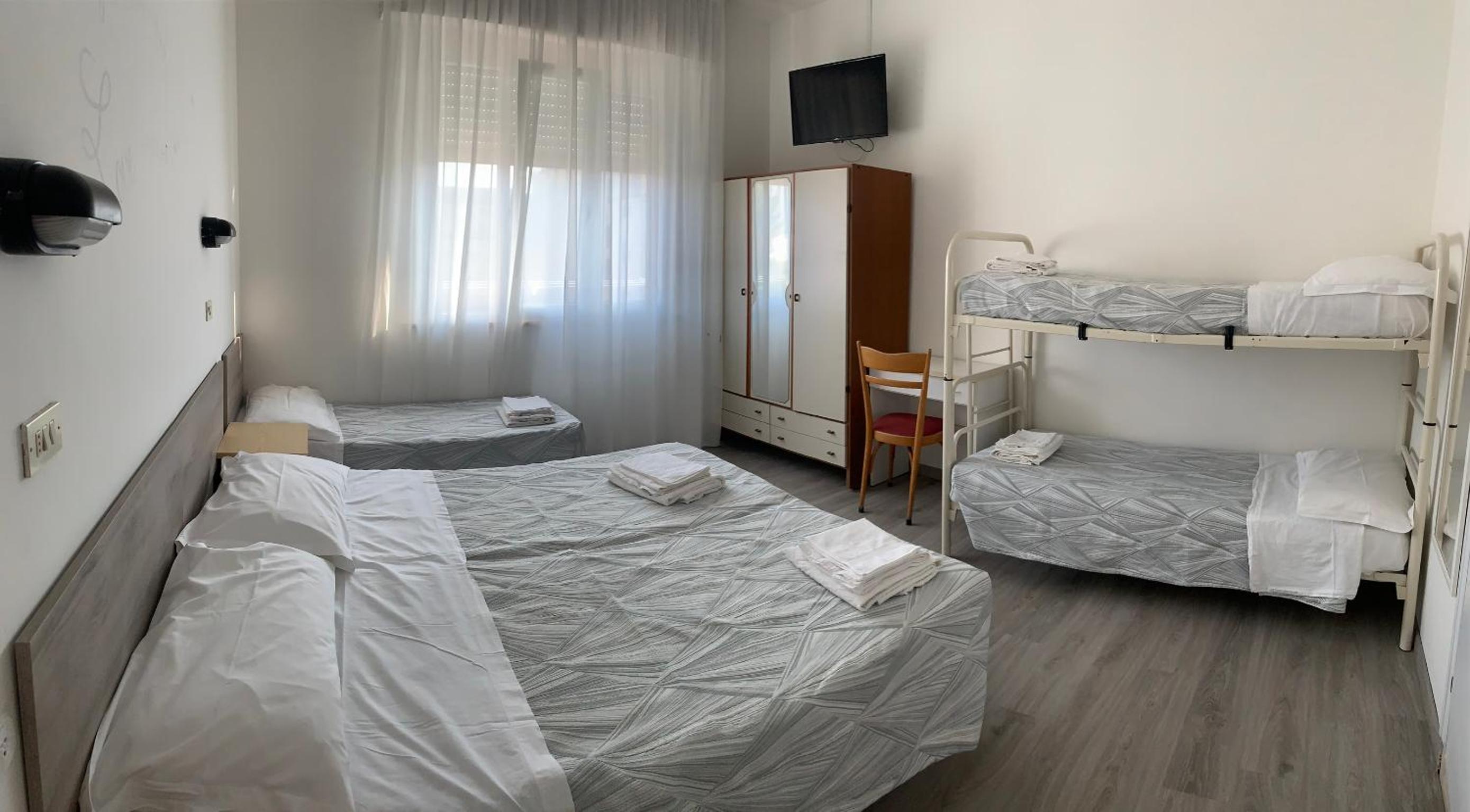 Quadruple Room - Photo 13
