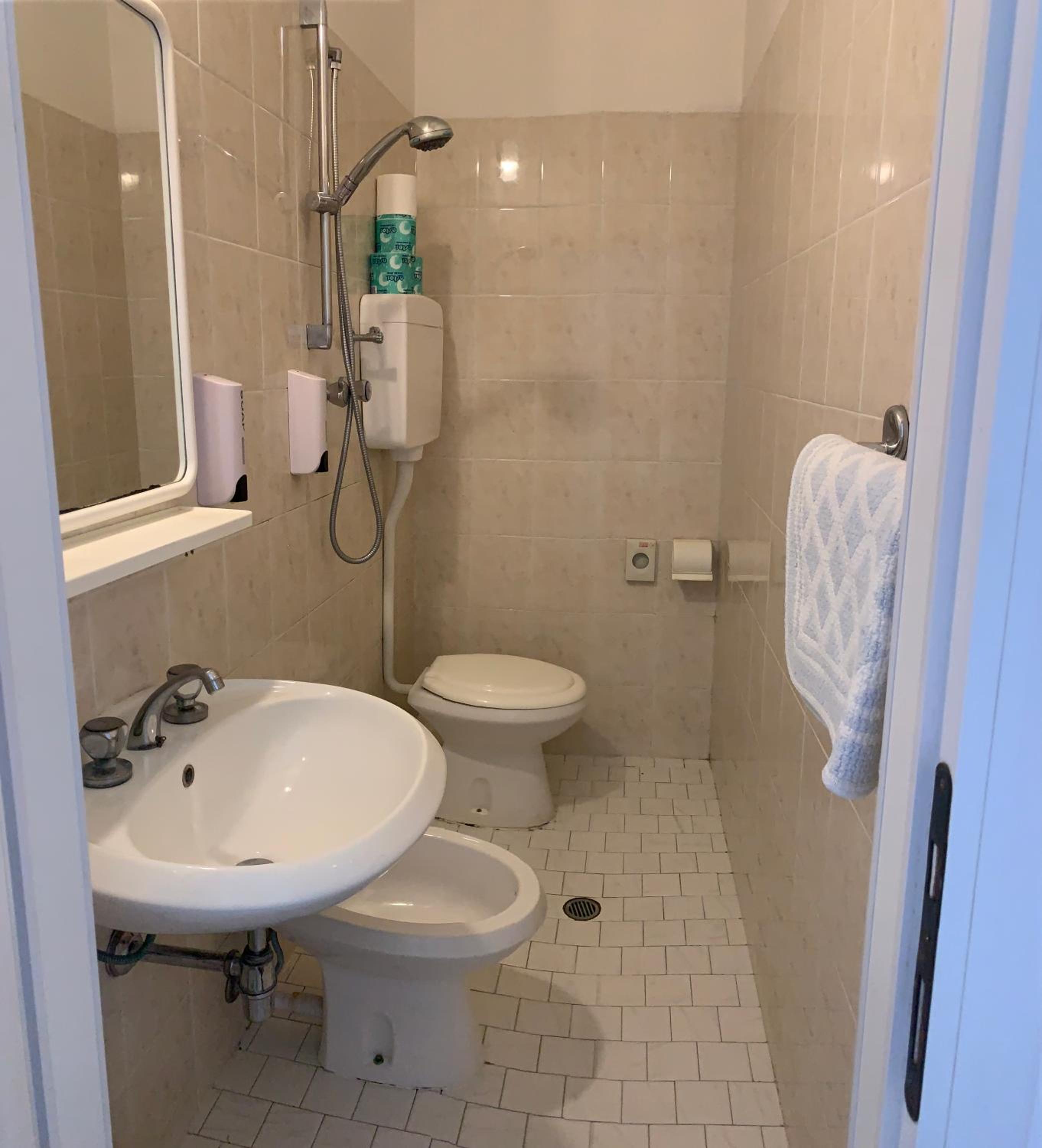 Quadruple Room - Photo 8