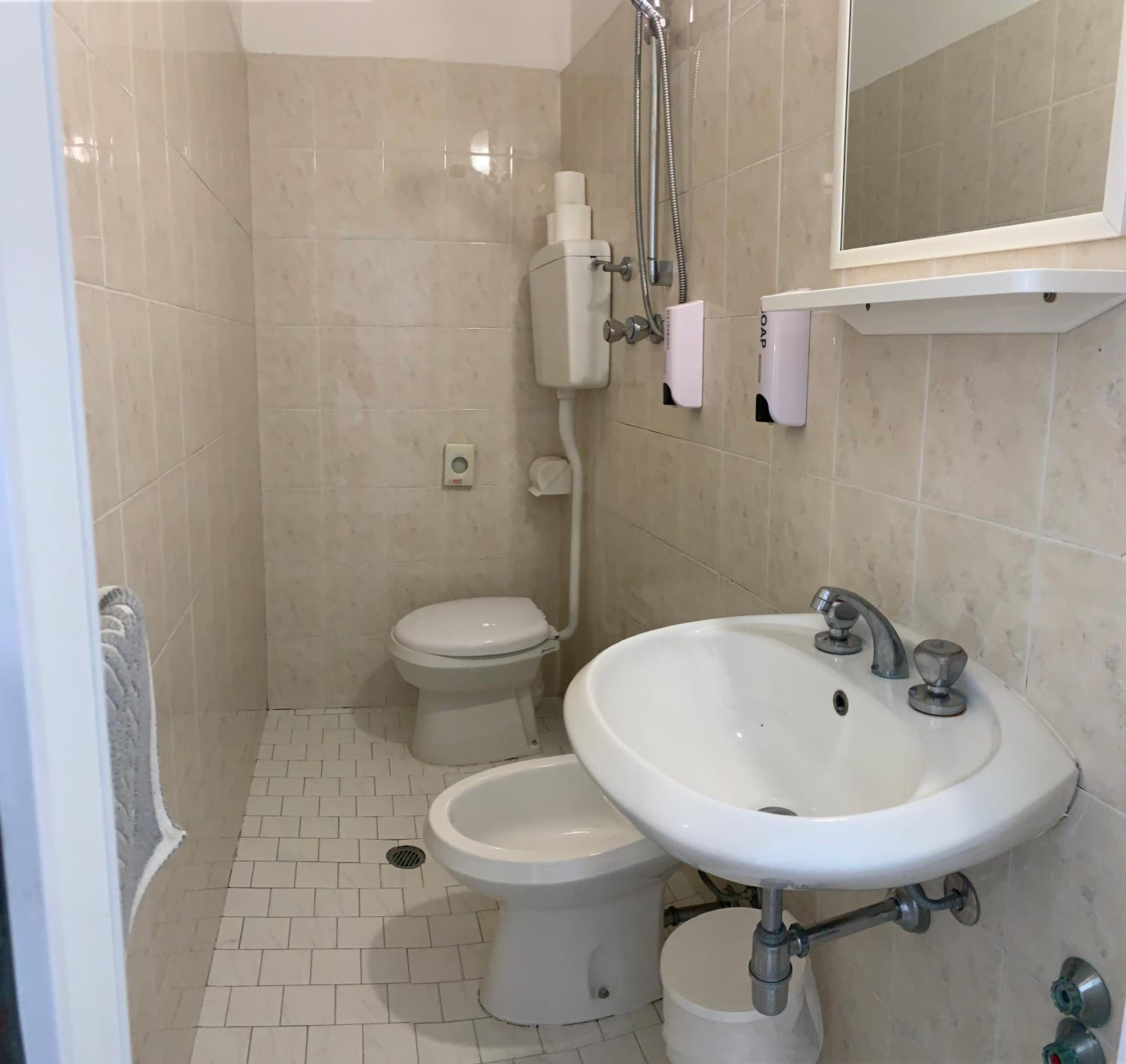 Quadruple Room - Photo 9