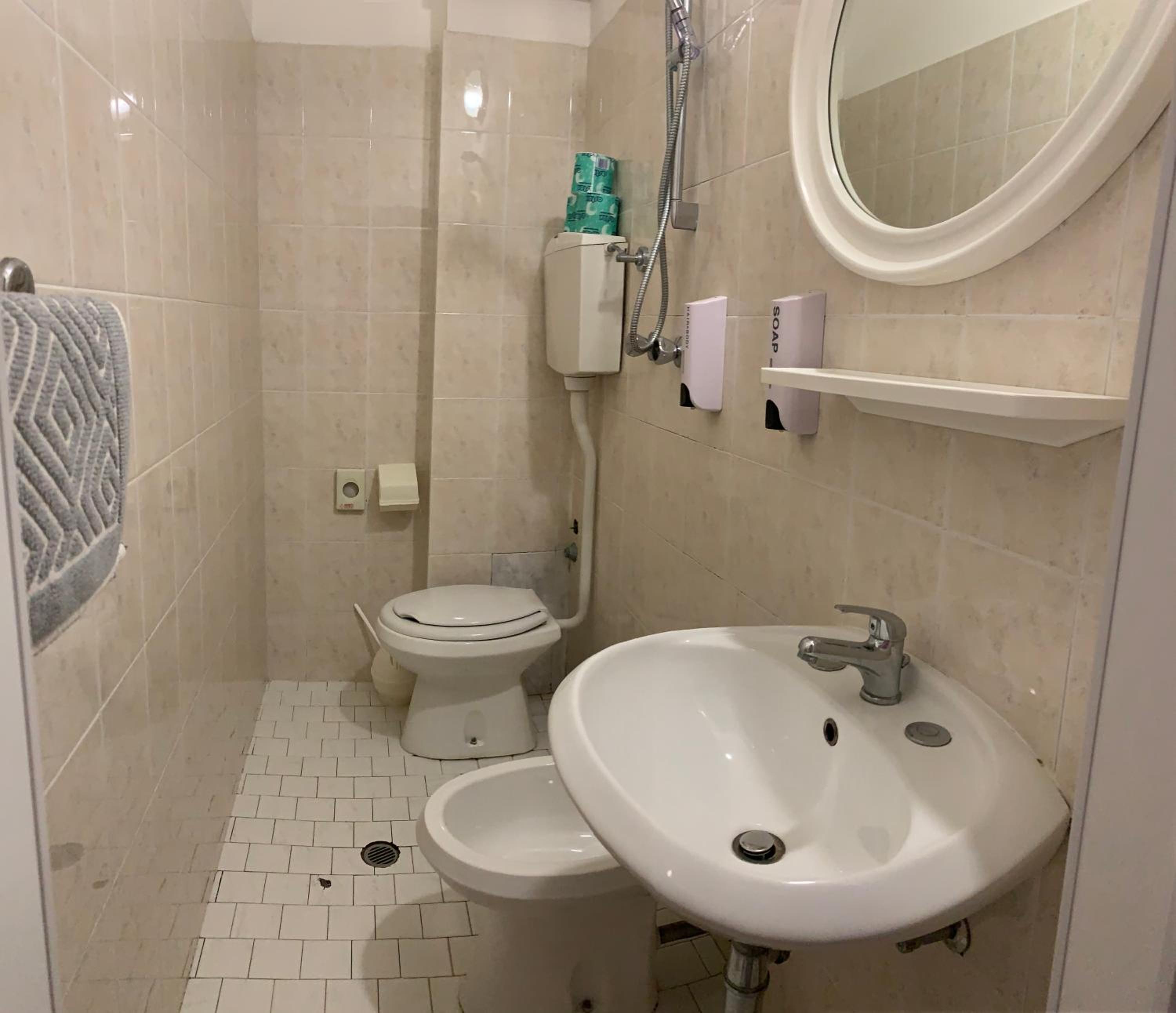 Quadruple Room - Photo 11