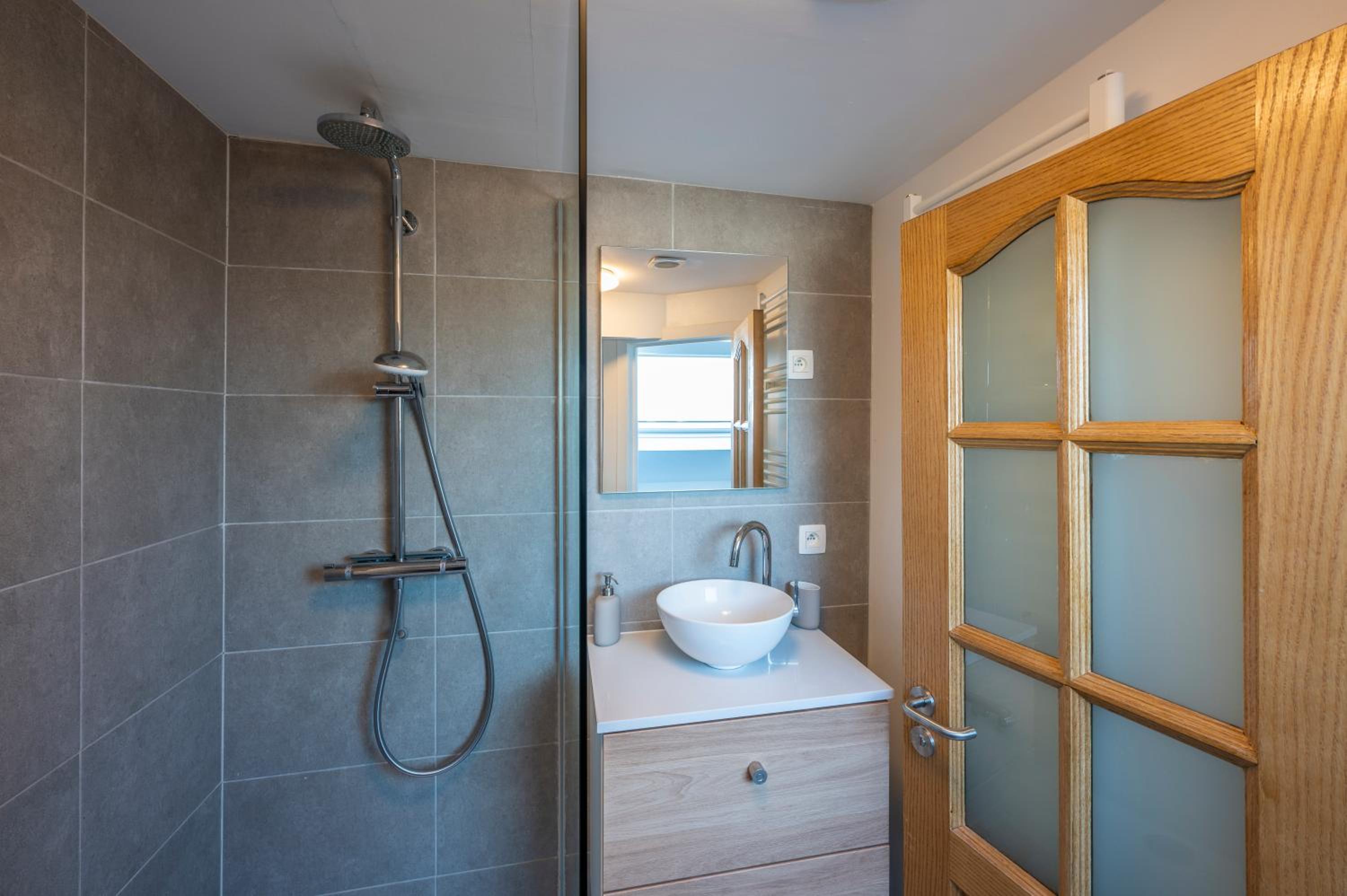 One-Bedroom Apartment - Photo 2