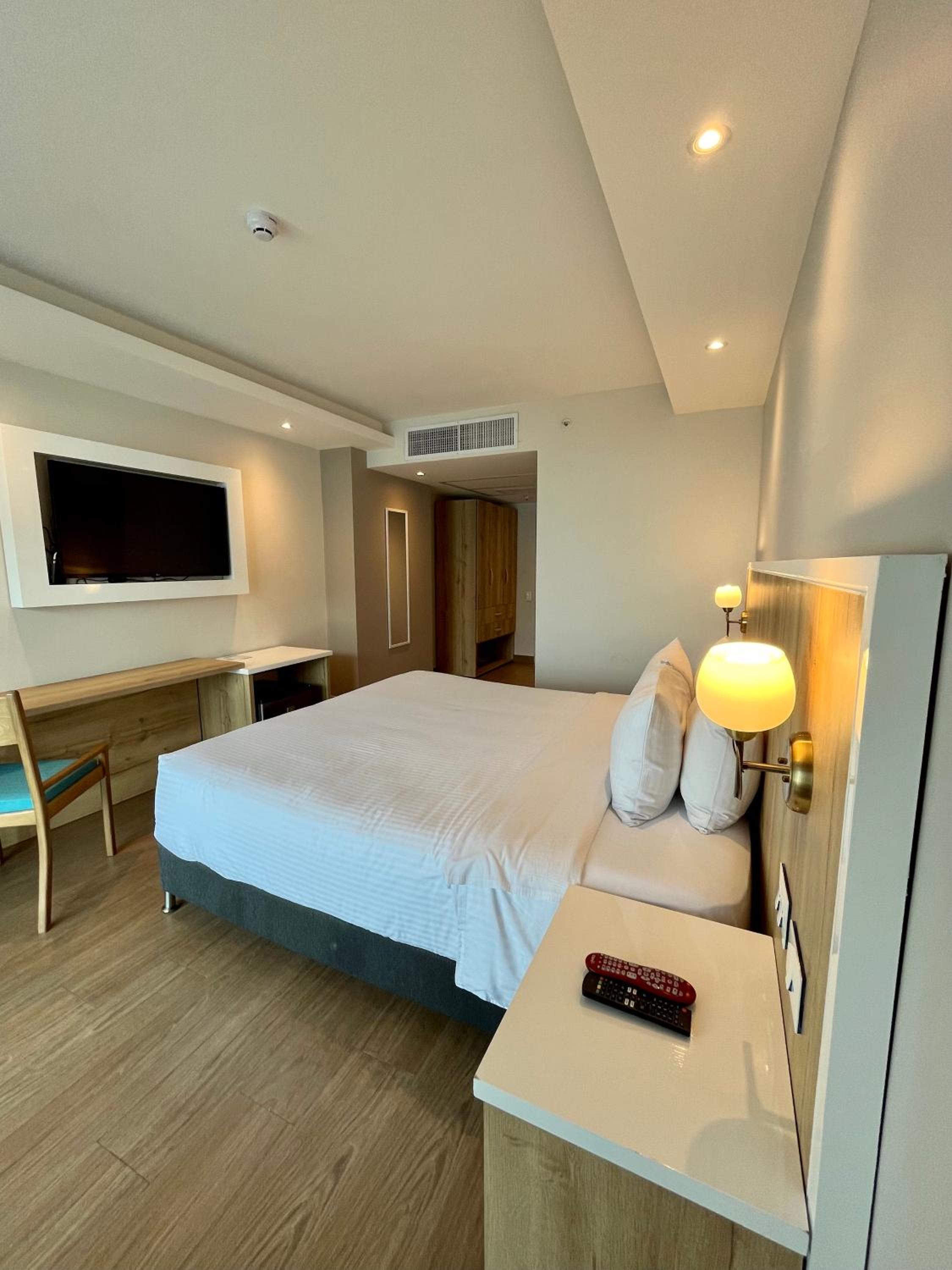 1 King Bed , Superior Room, Non-Smoking - Photo 4