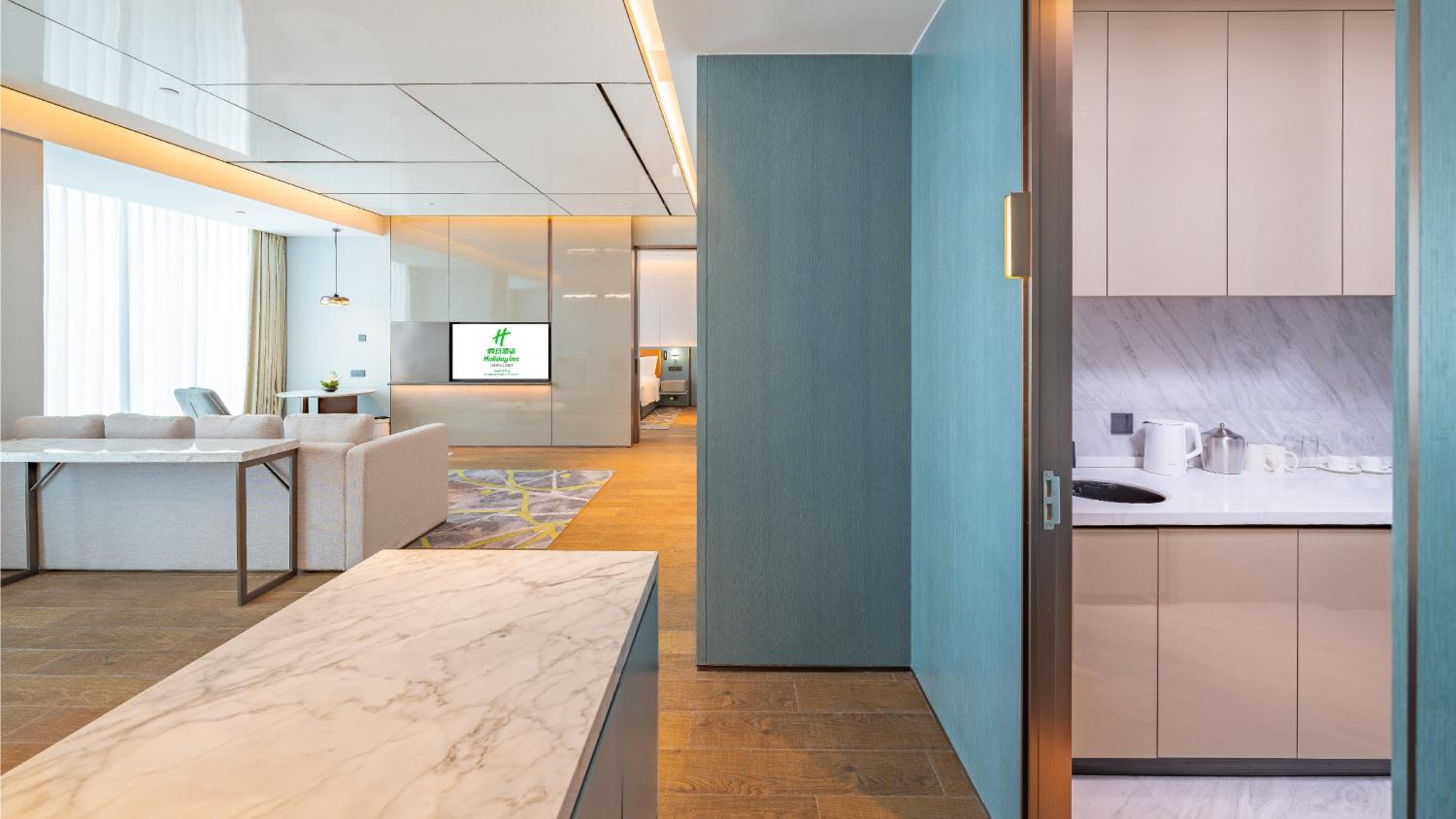 One-Bedroom King Suite with Kitchen photo 3