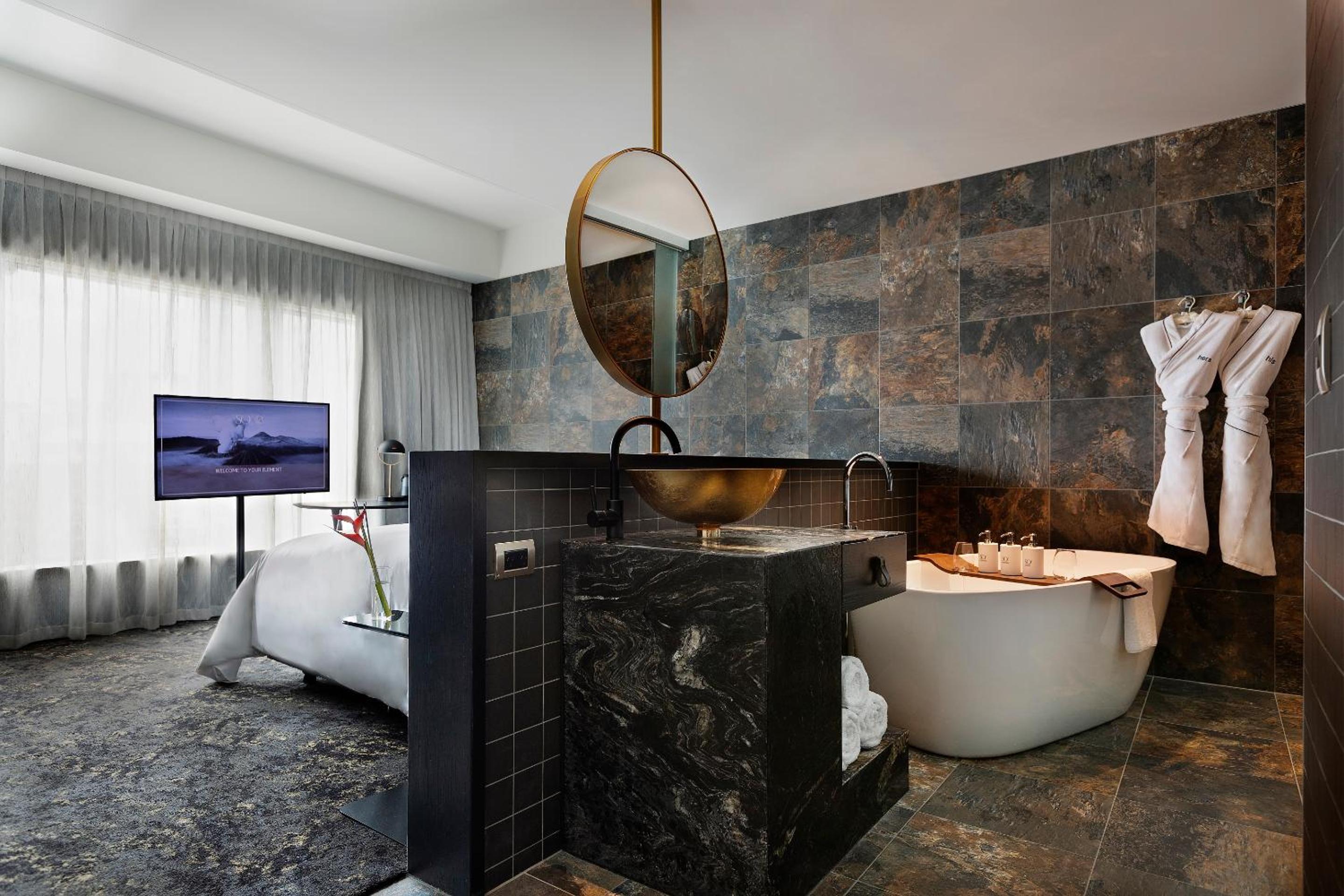 King Room with One King Bed (Non Smoking) thumbnail 6