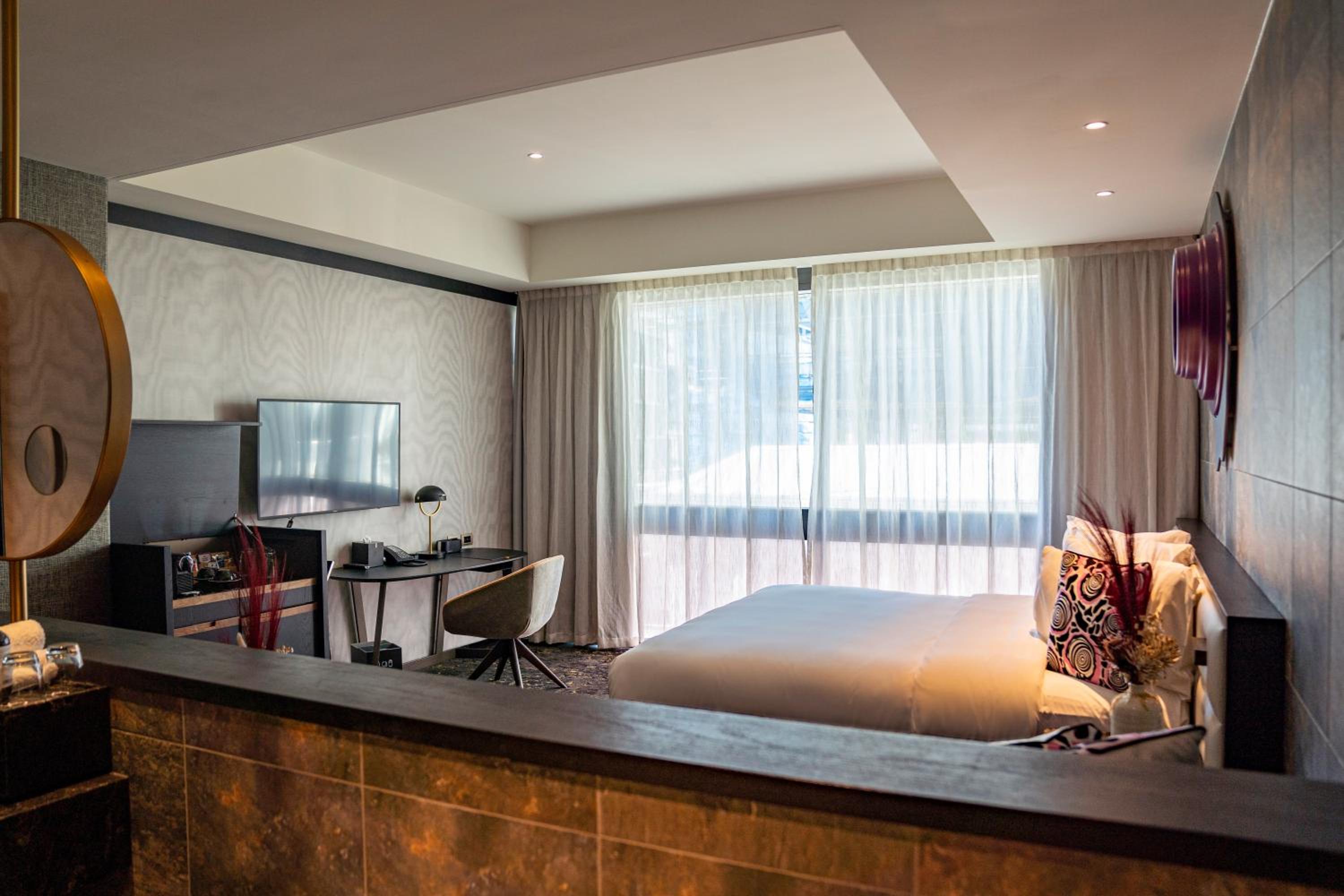 King Room with One King Bed (Non Smoking)