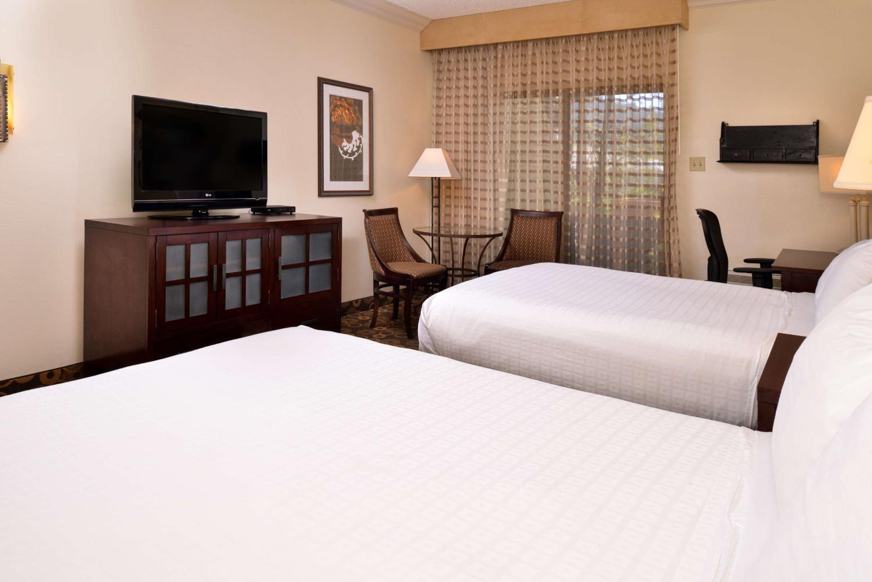Double Room with Two Double Beds and Bath Tub - Disability Access/Non-Smoking - Photo 1