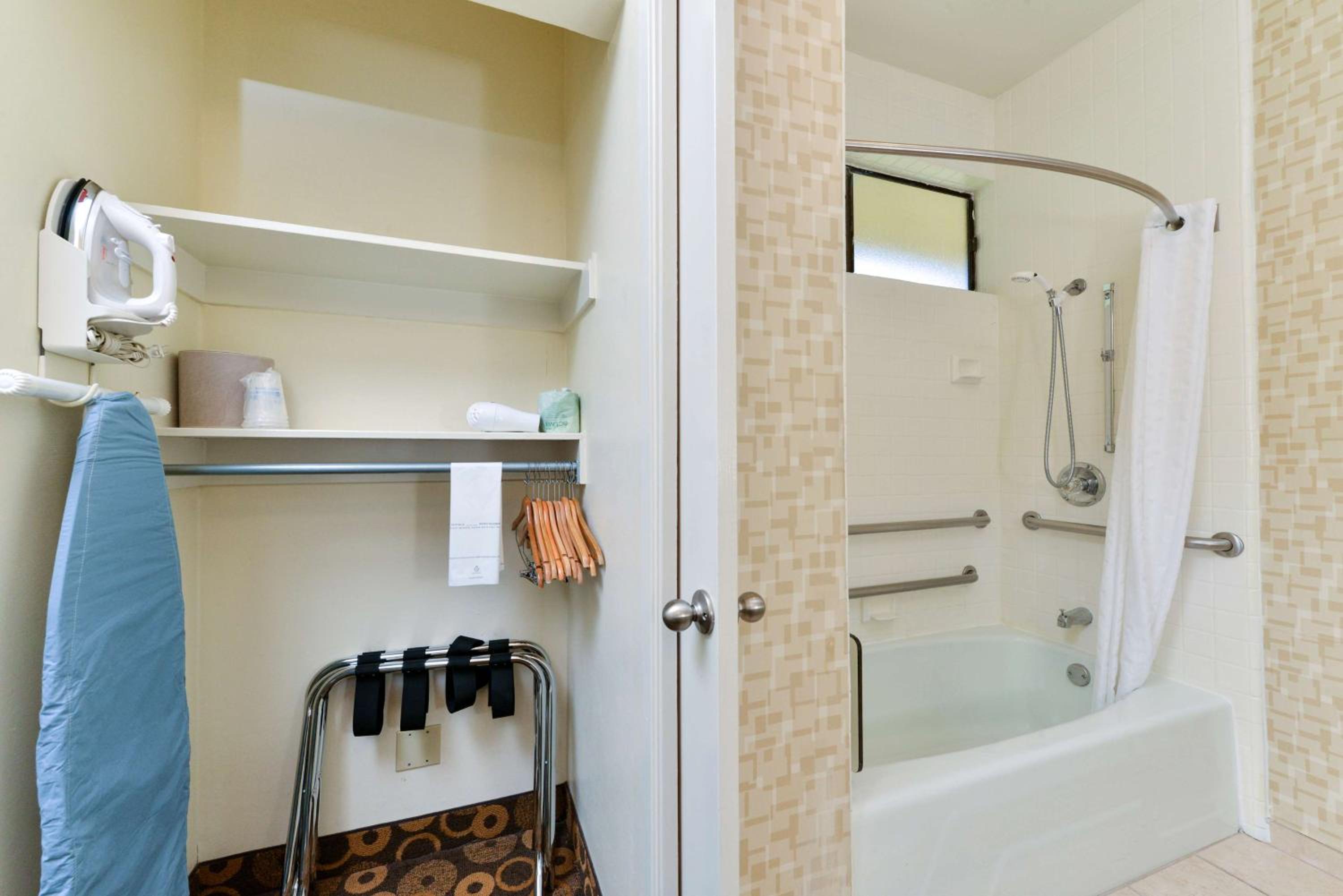 King Room with Bath Tub - Mobility Accessible/Non-Smoking - Photo 4