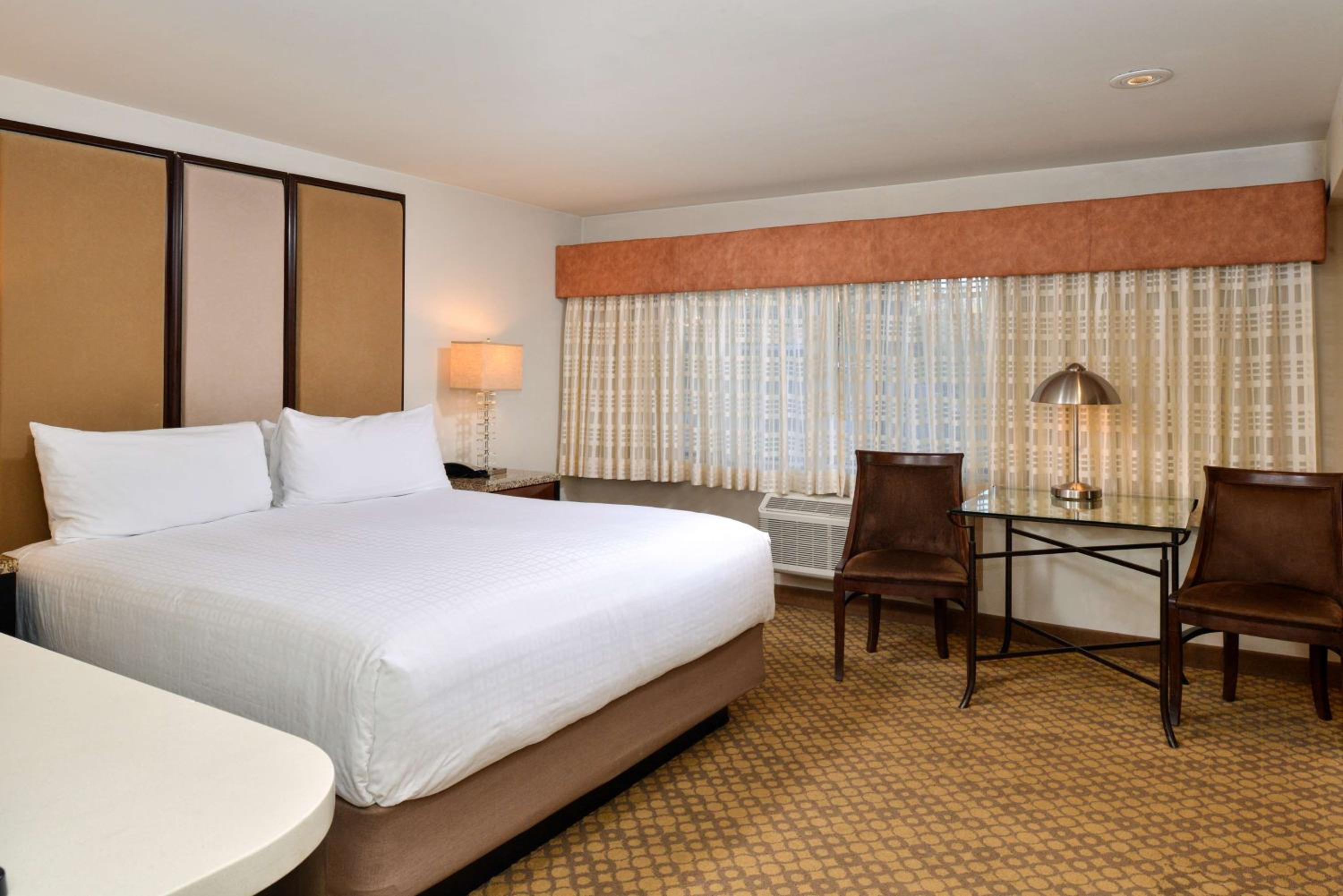 King Room with Fireplace and Spa Bath - Photo 1