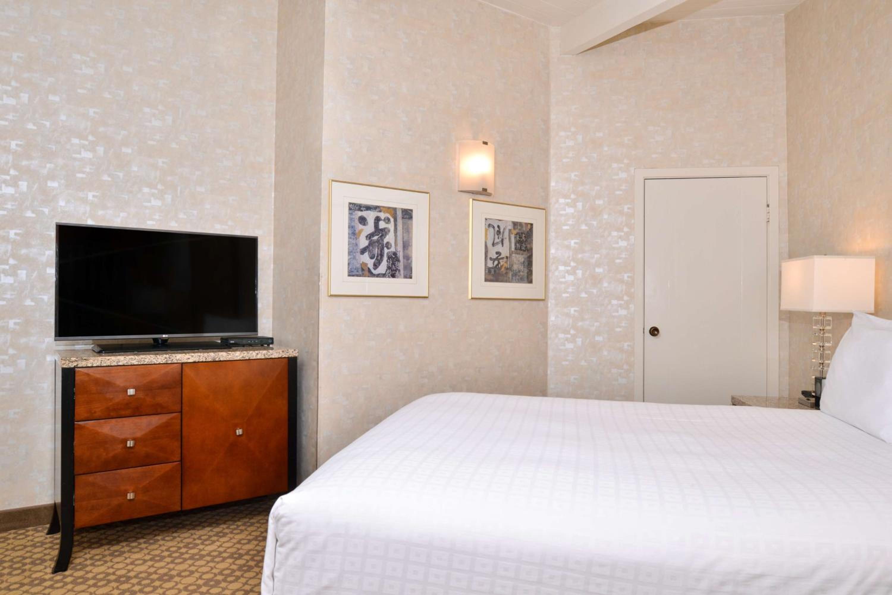 Queen Suite with Courtyard - Photo 4