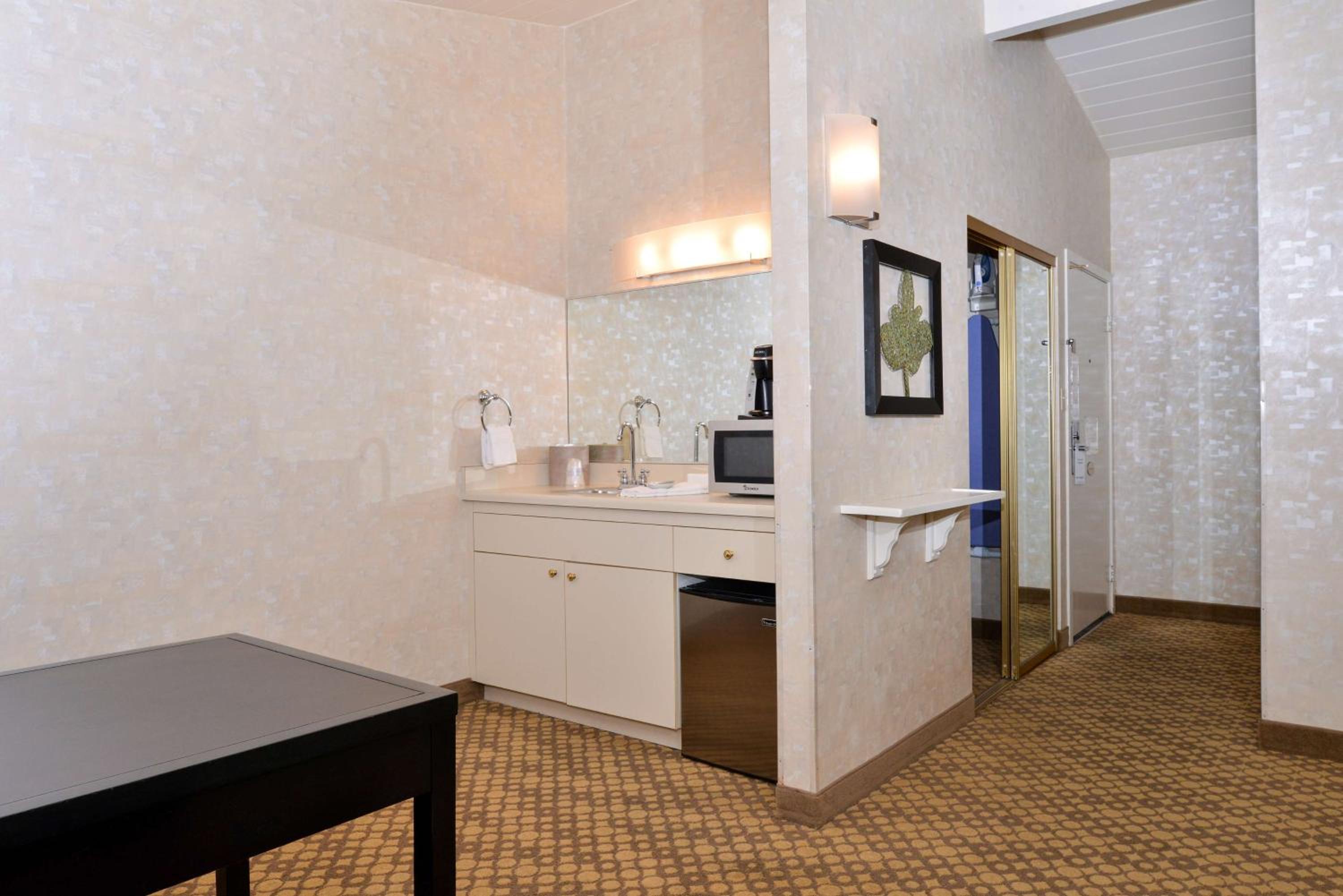 Queen Suite with Courtyard - Photo 5
