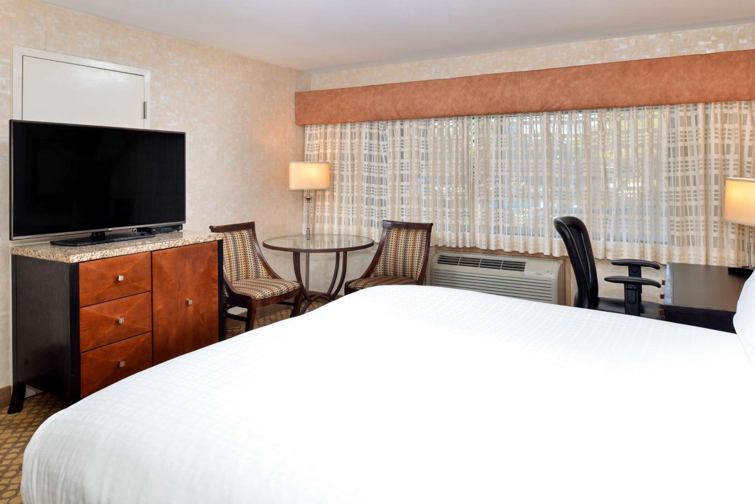 Deluxe King Room with Courtyard View - Photo 1