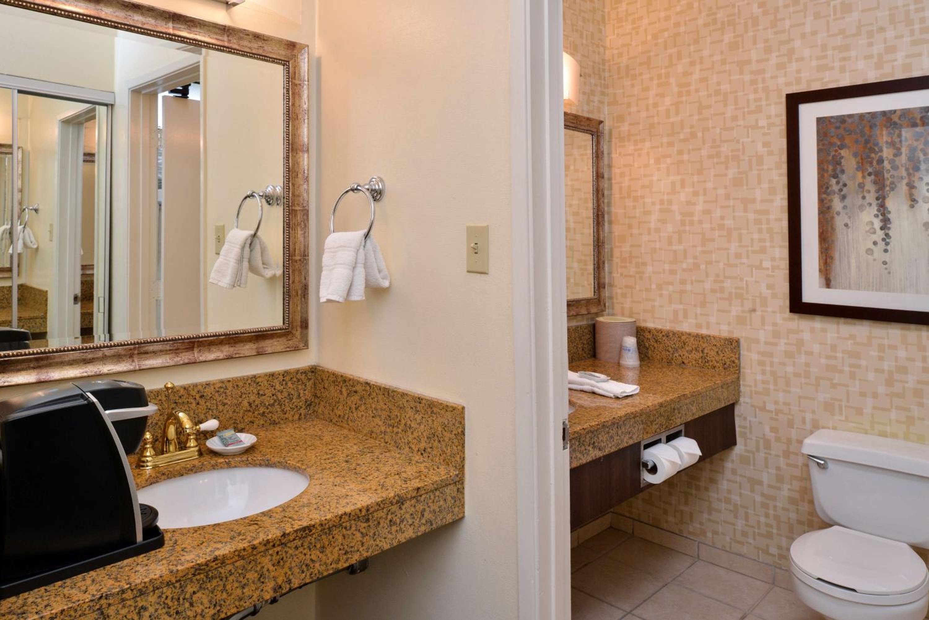 Double Room with Two Double Beds and Bath Tub - Disability Access/Non-Smoking - Photo 4