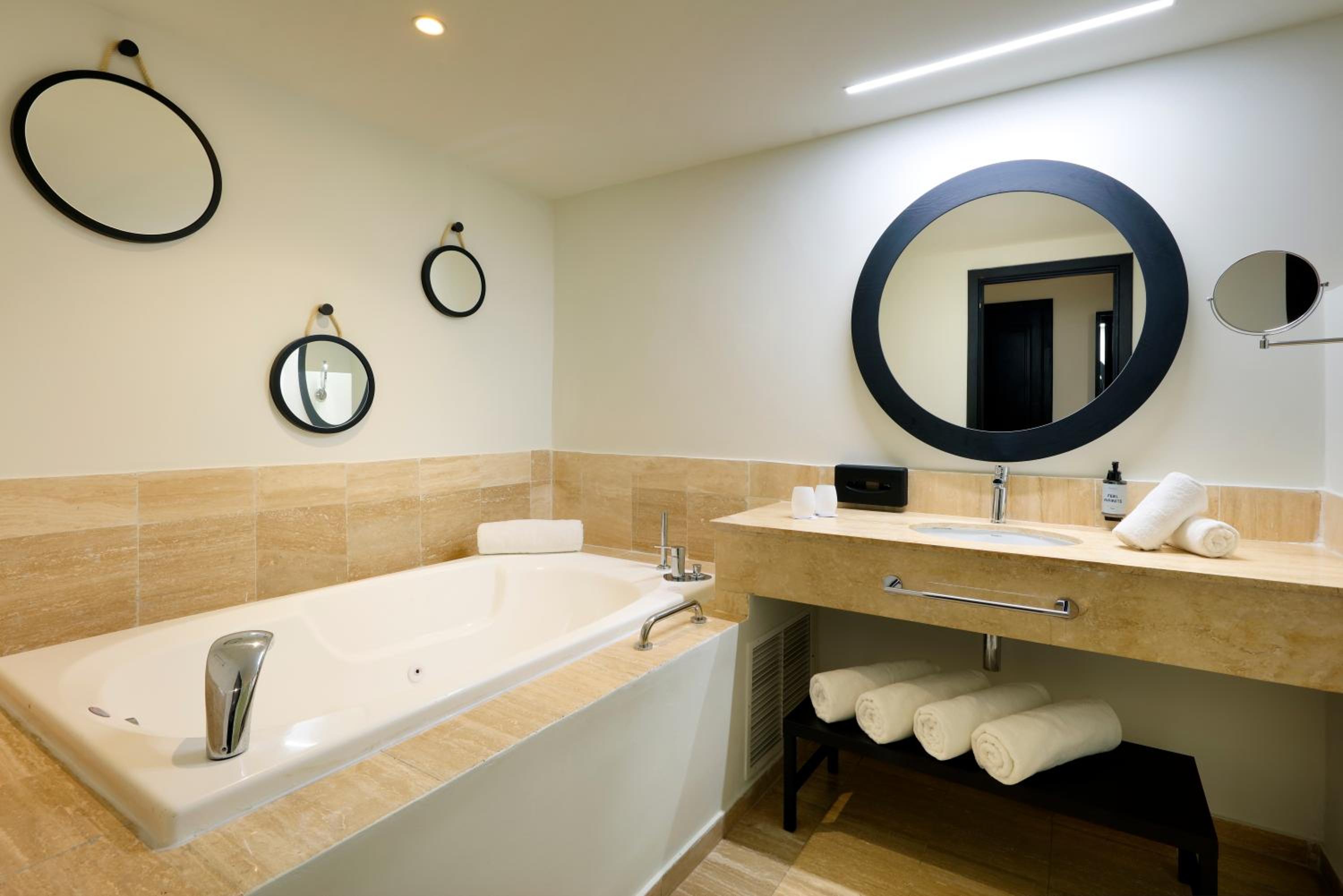 Junior Suite Oceanfront View thumbnail 5