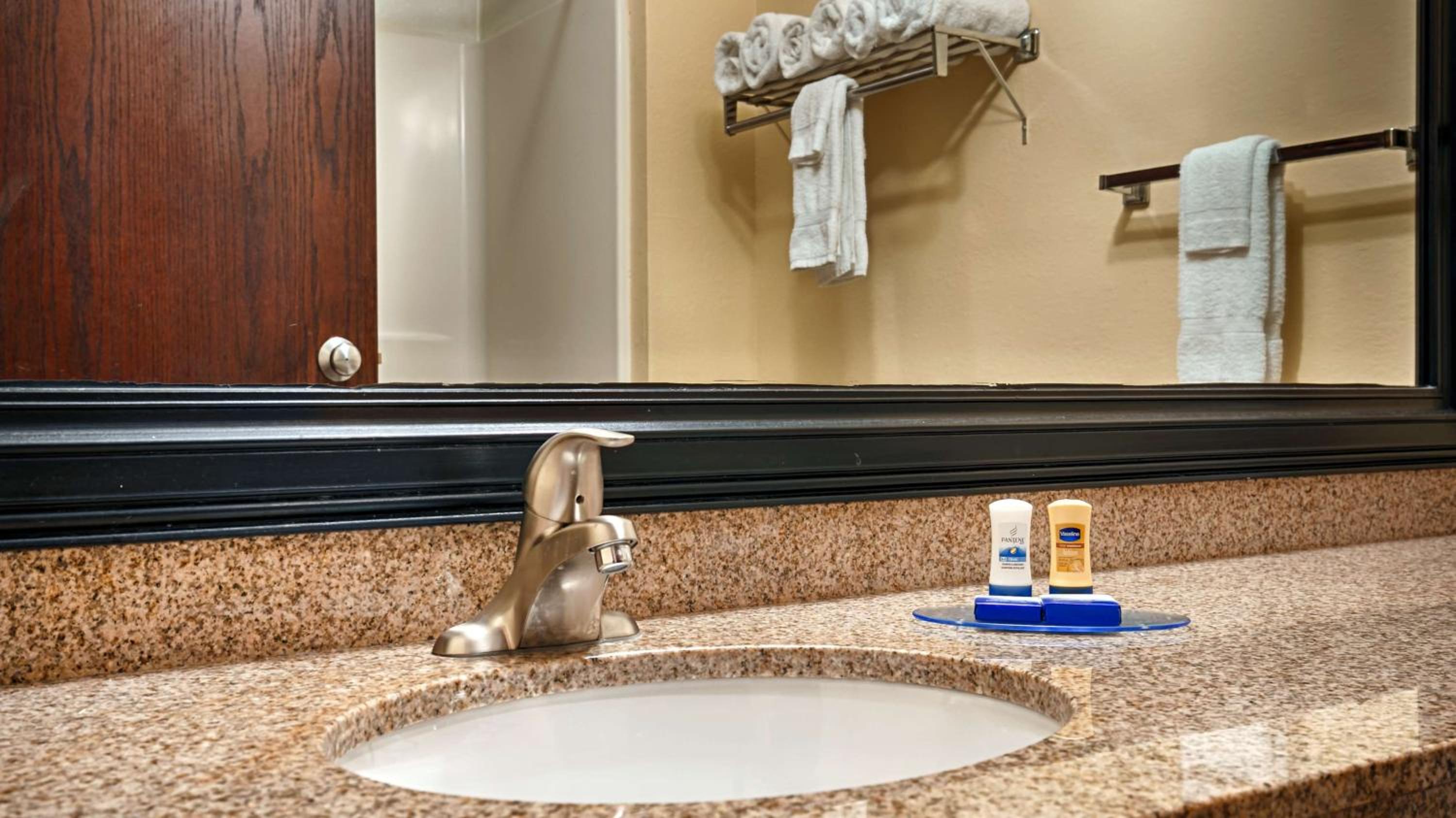 Queen Room with Roll-In Shower - ADA photo 2