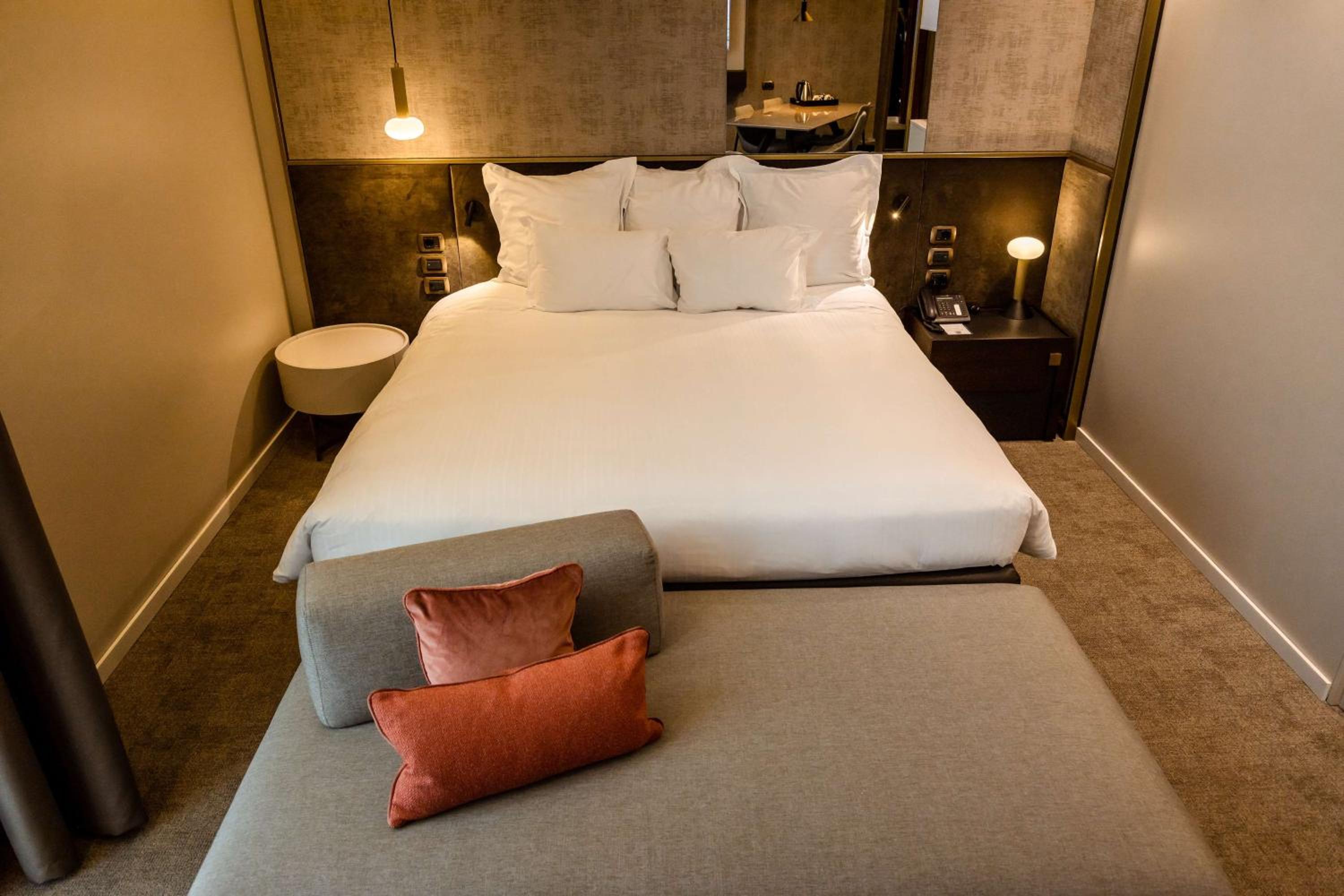 Deluxe One-Bedroom Junior King Suite  - Photo 3