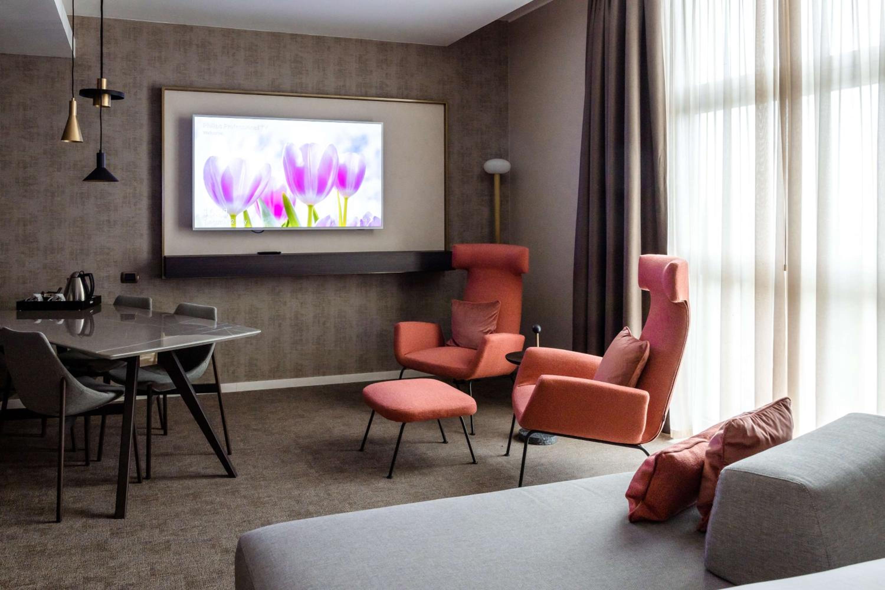 Deluxe One-Bedroom Junior King Suite  - Photo 4