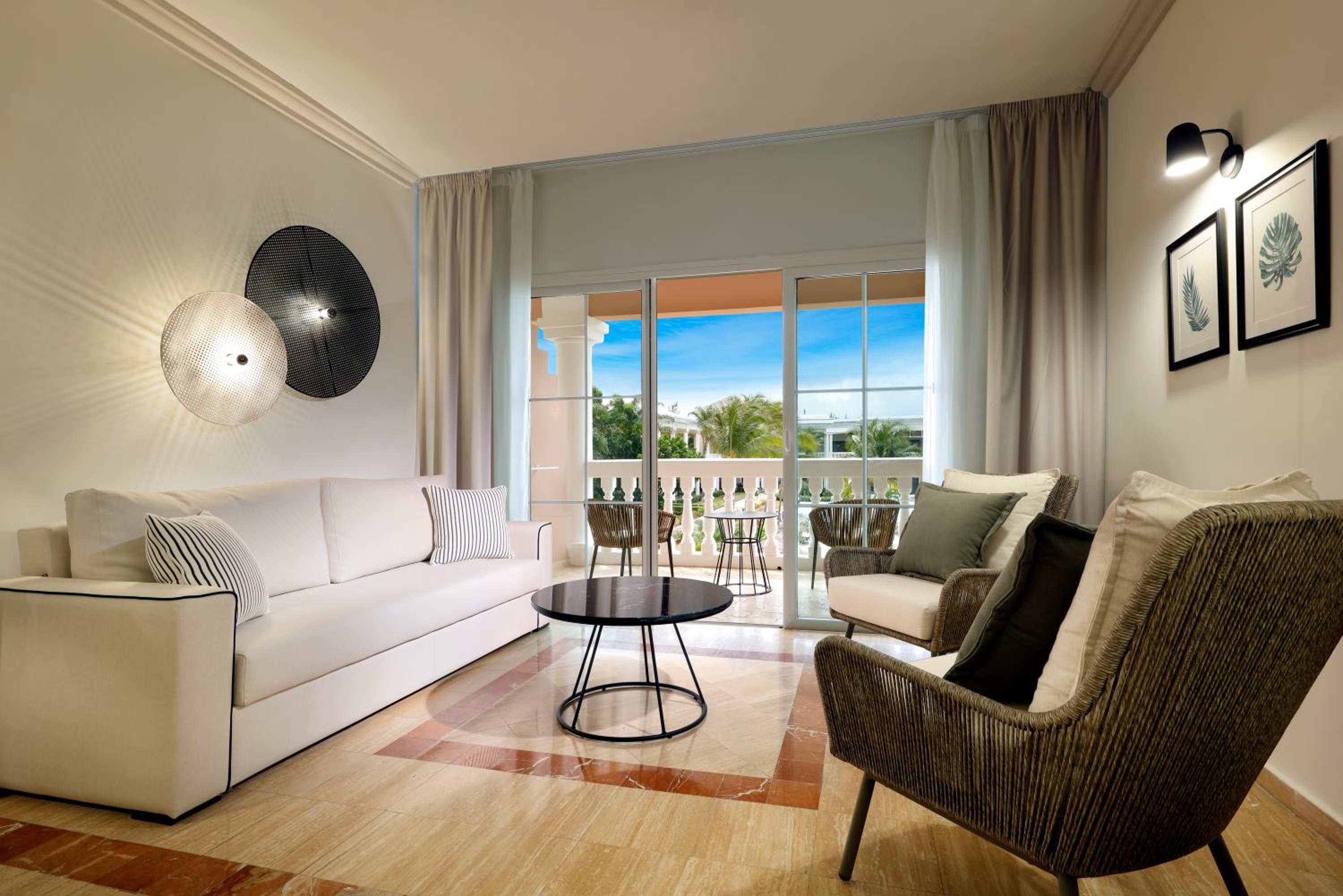 Junior Suite, Poolside