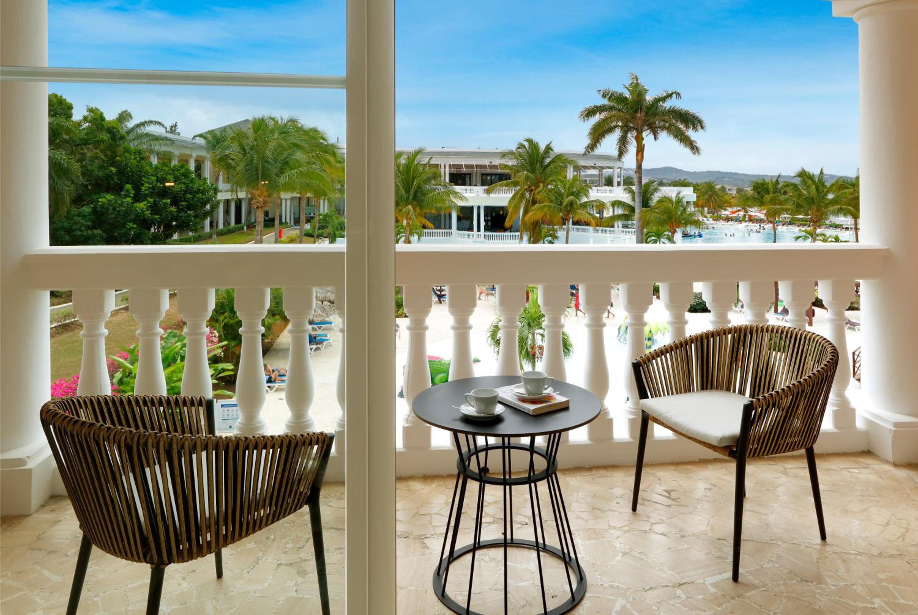 Junior Suite, Poolside thumbnail 5