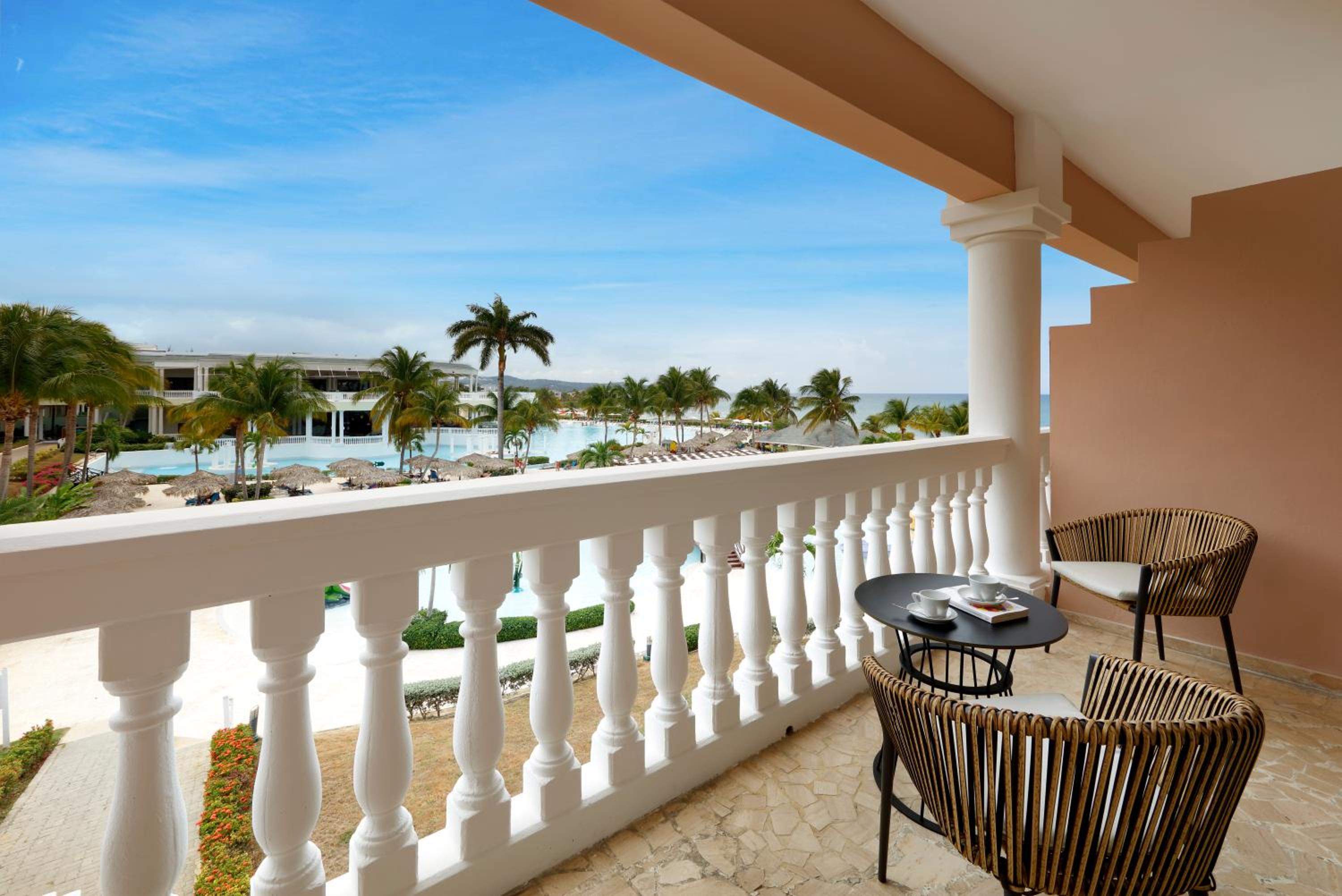 Junior Suite, Poolside
