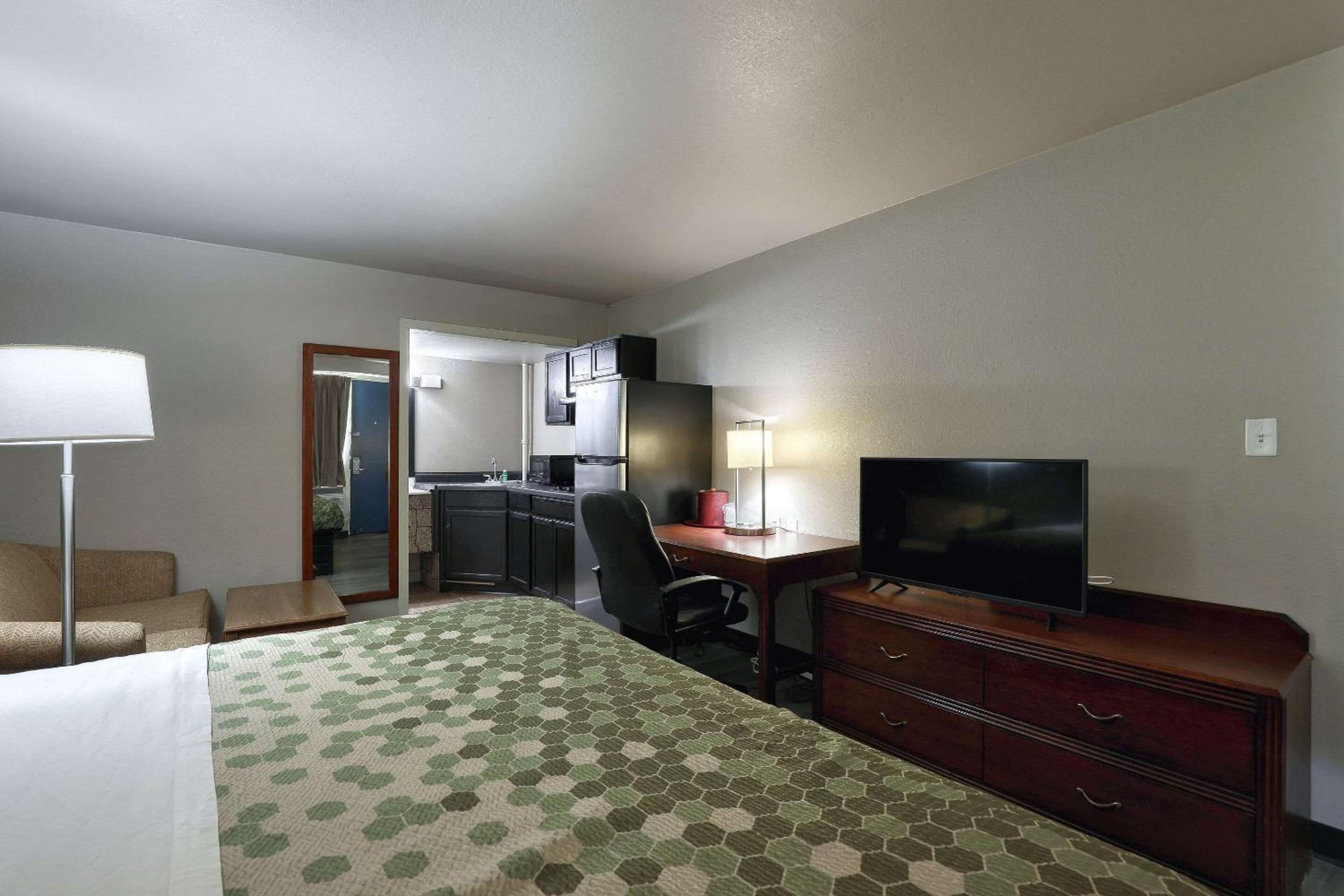 Efficiency King Room with Sofa Bed - Non Smoking - Photo 1