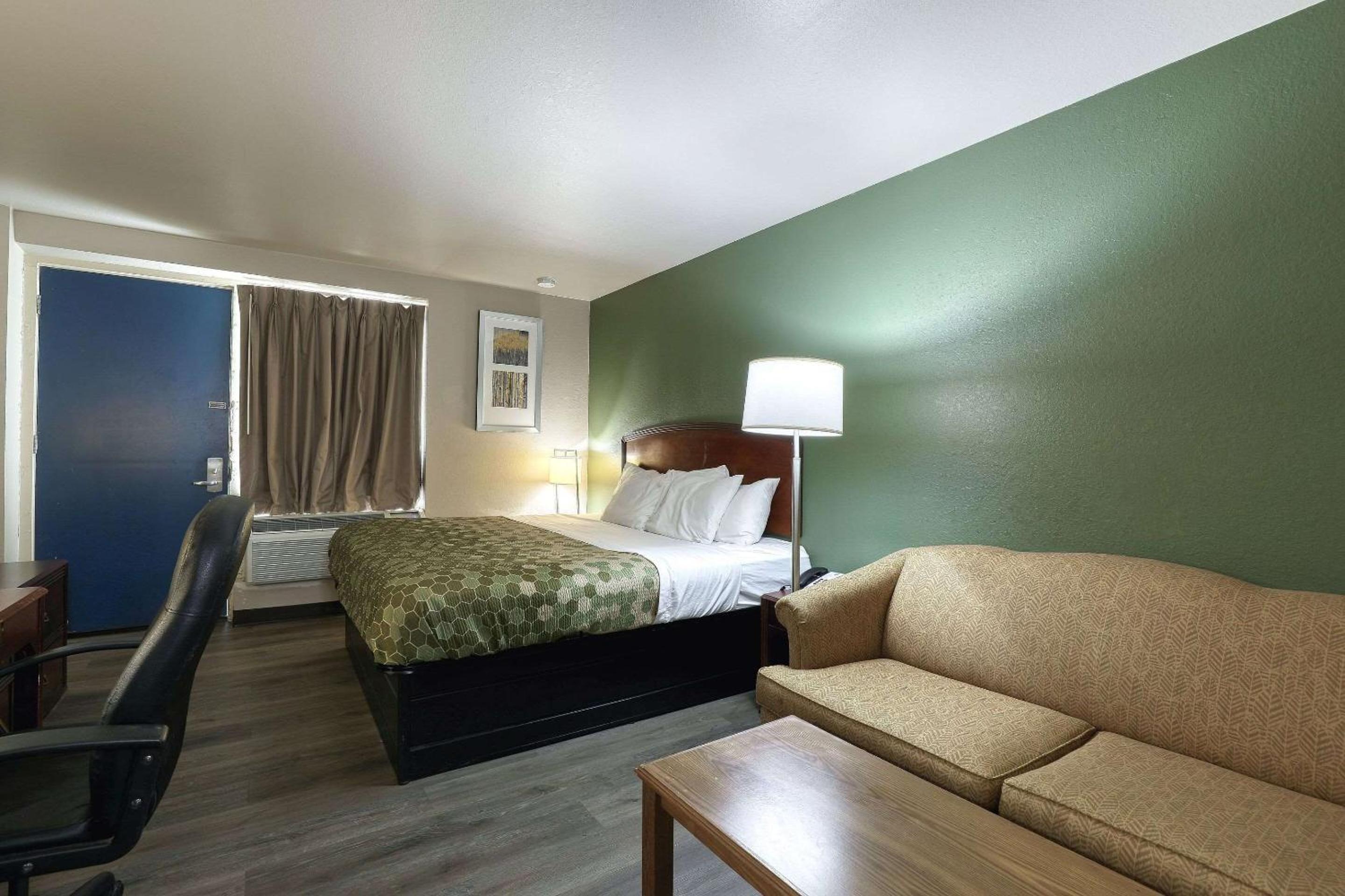 Efficiency King Room with Sofa Bed - Non Smoking - Photo 2