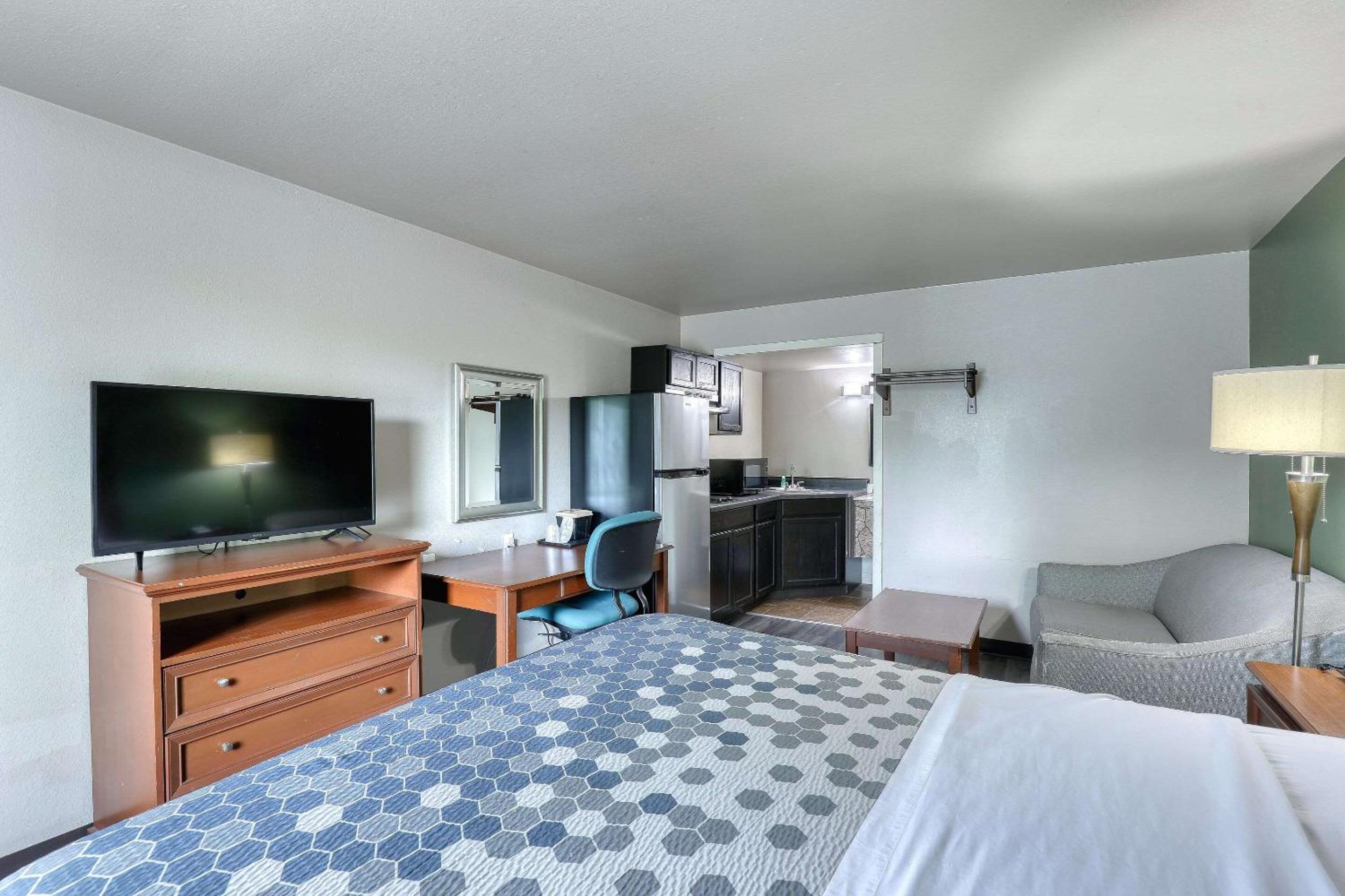 Efficiency Queen Room with Sofa Bed - Non Smoking - Photo 8