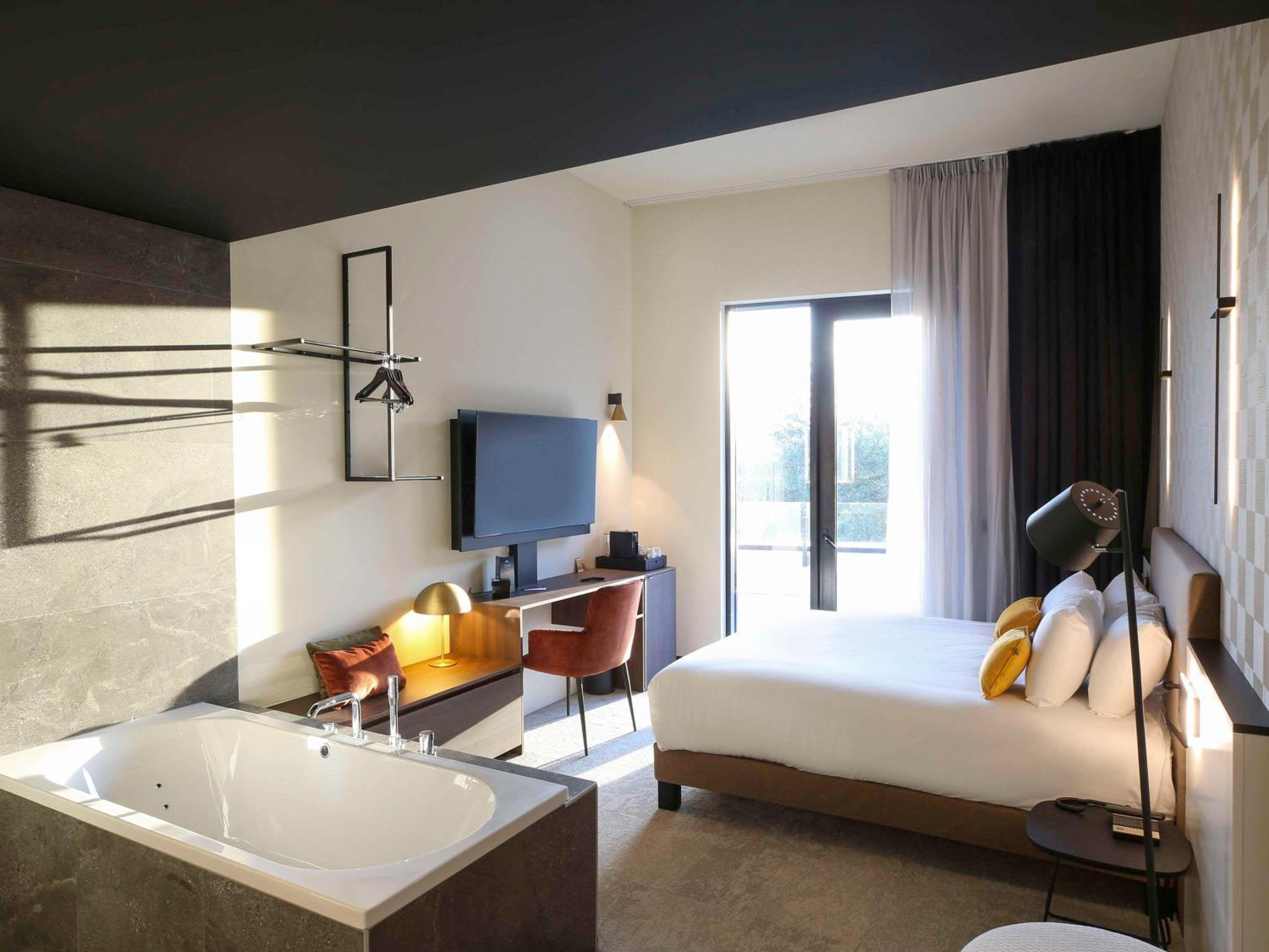 Junior King Suite with Balneo Bathtub and River View - Terrace Access