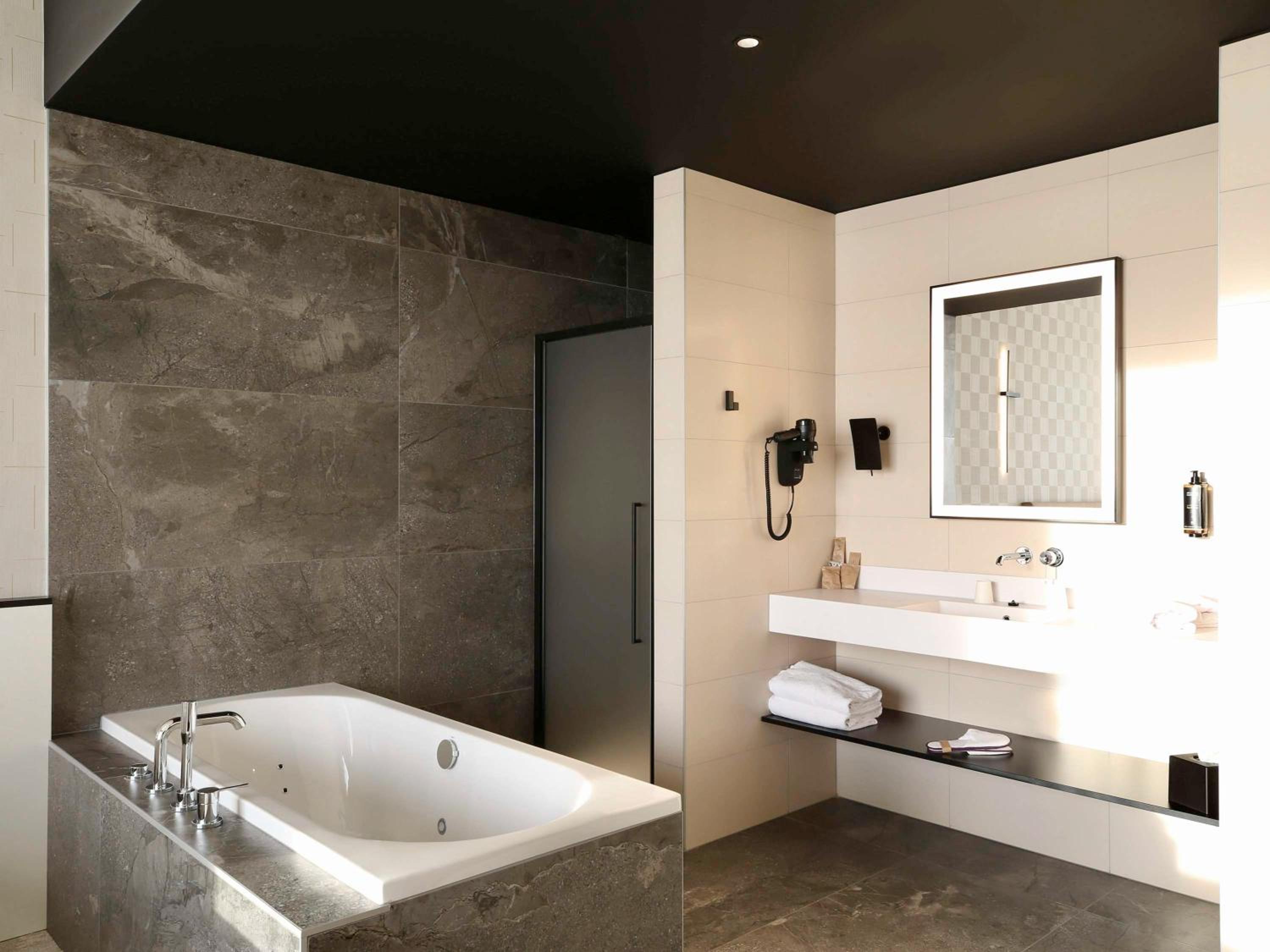 Junior King Suite with Balneo Bathtub and Citadel or River View - Photo 15