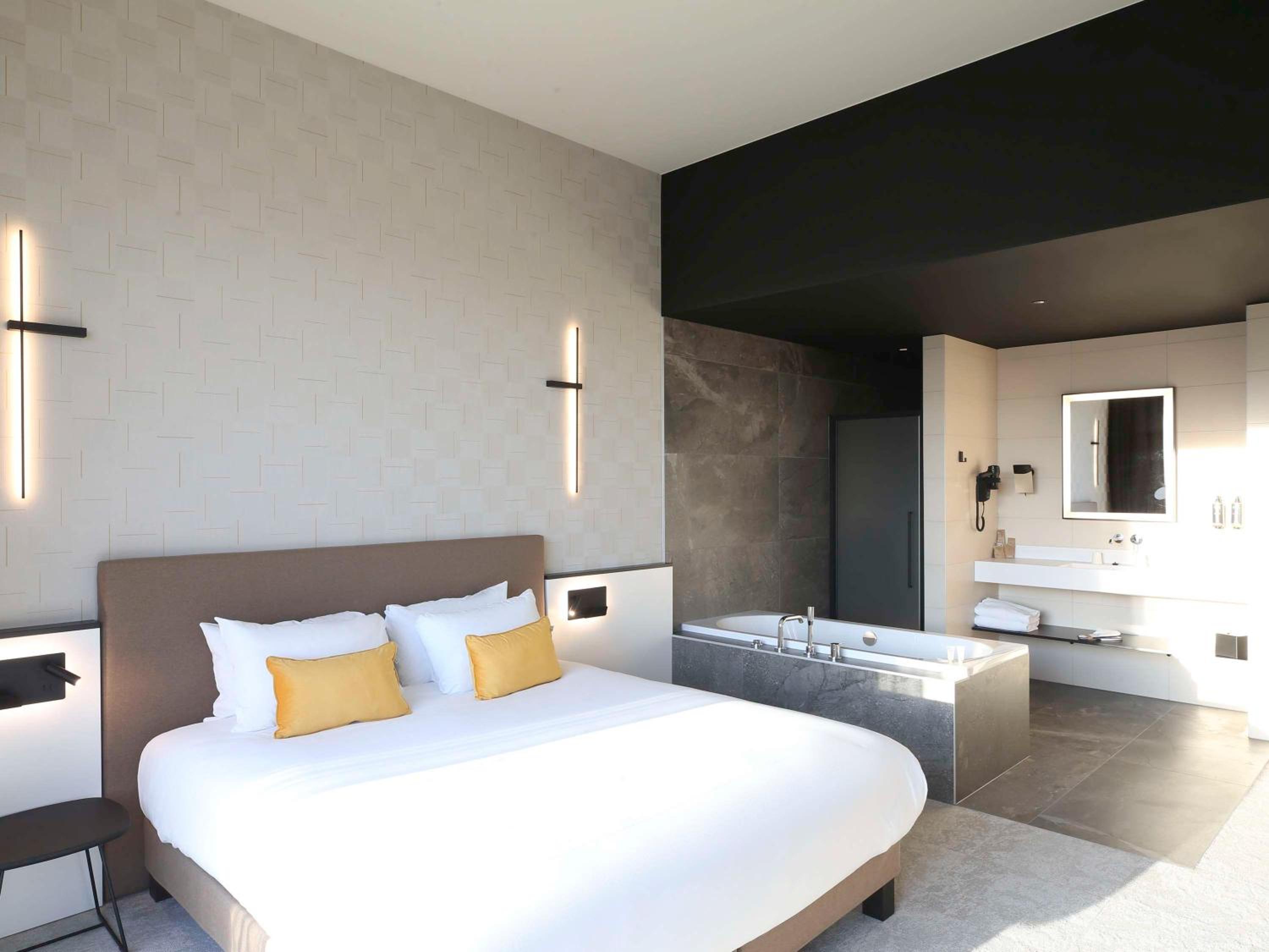 Junior King Suite with Balneo Bathtub and Citadel or River View - Photo 6