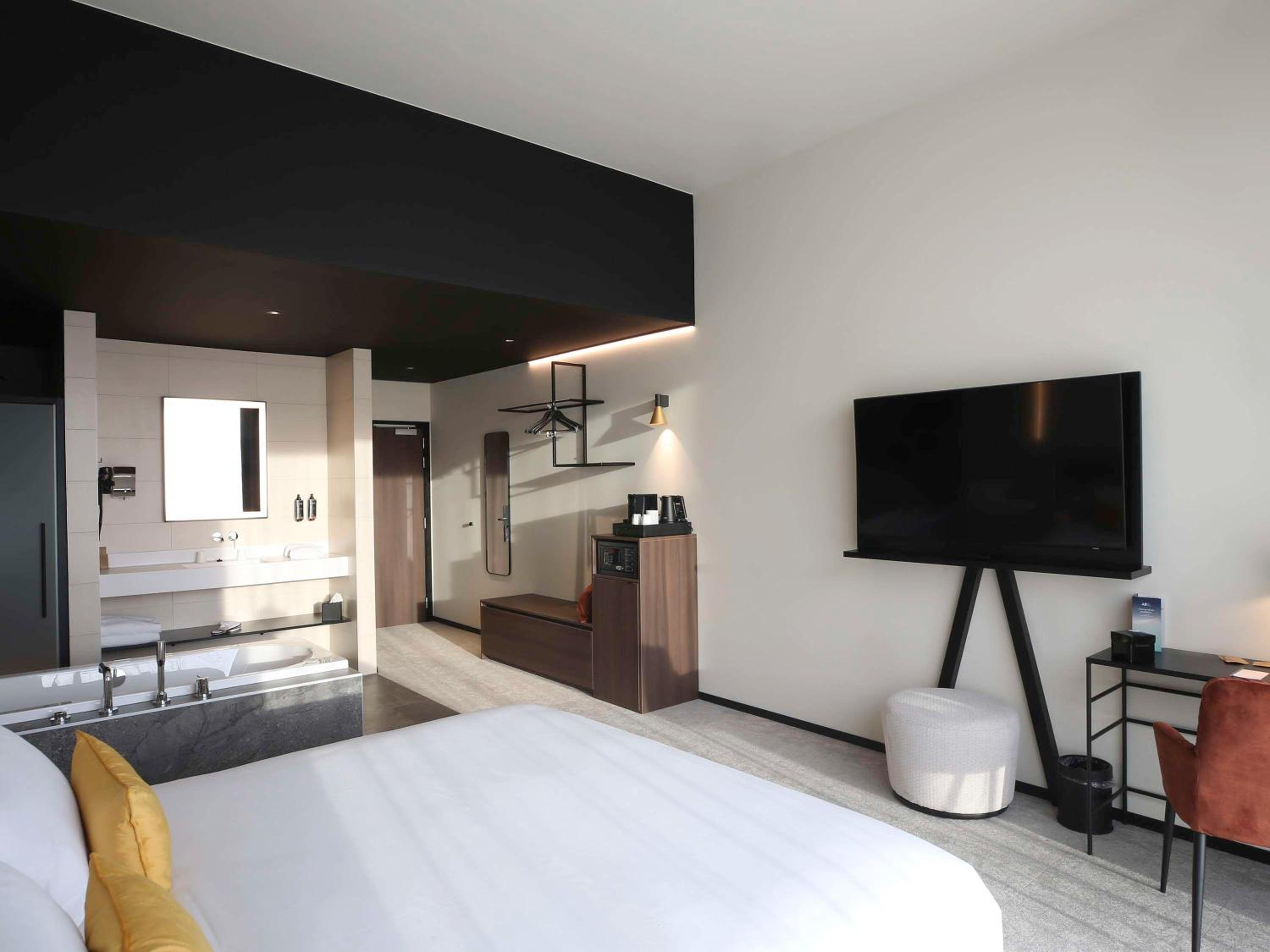 Junior King Suite with Balneo Bathtub and Citadel or River View - Photo 7