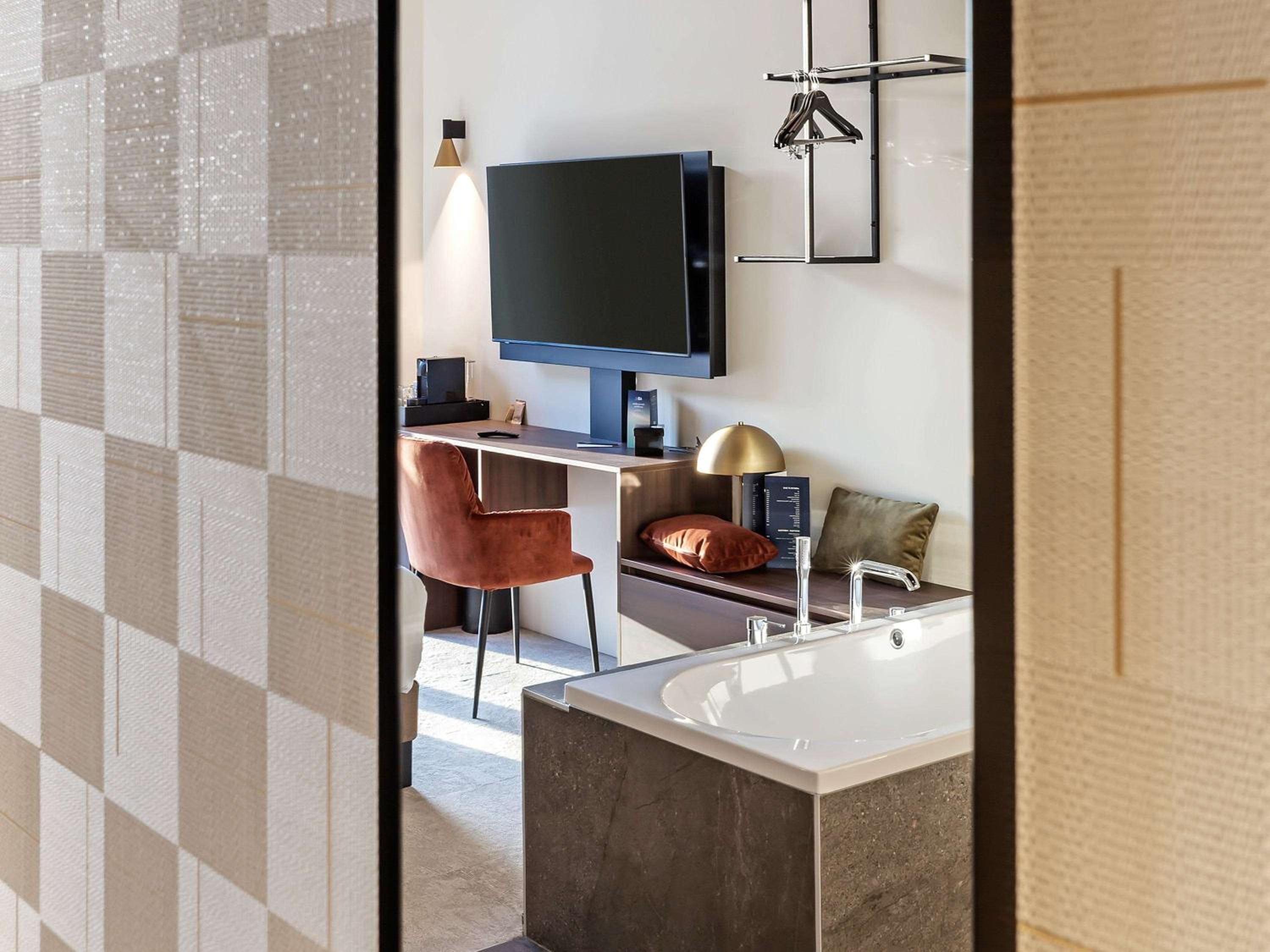 Junior King Suite with Balneo Bathtub and Citadel or River View - Photo 8