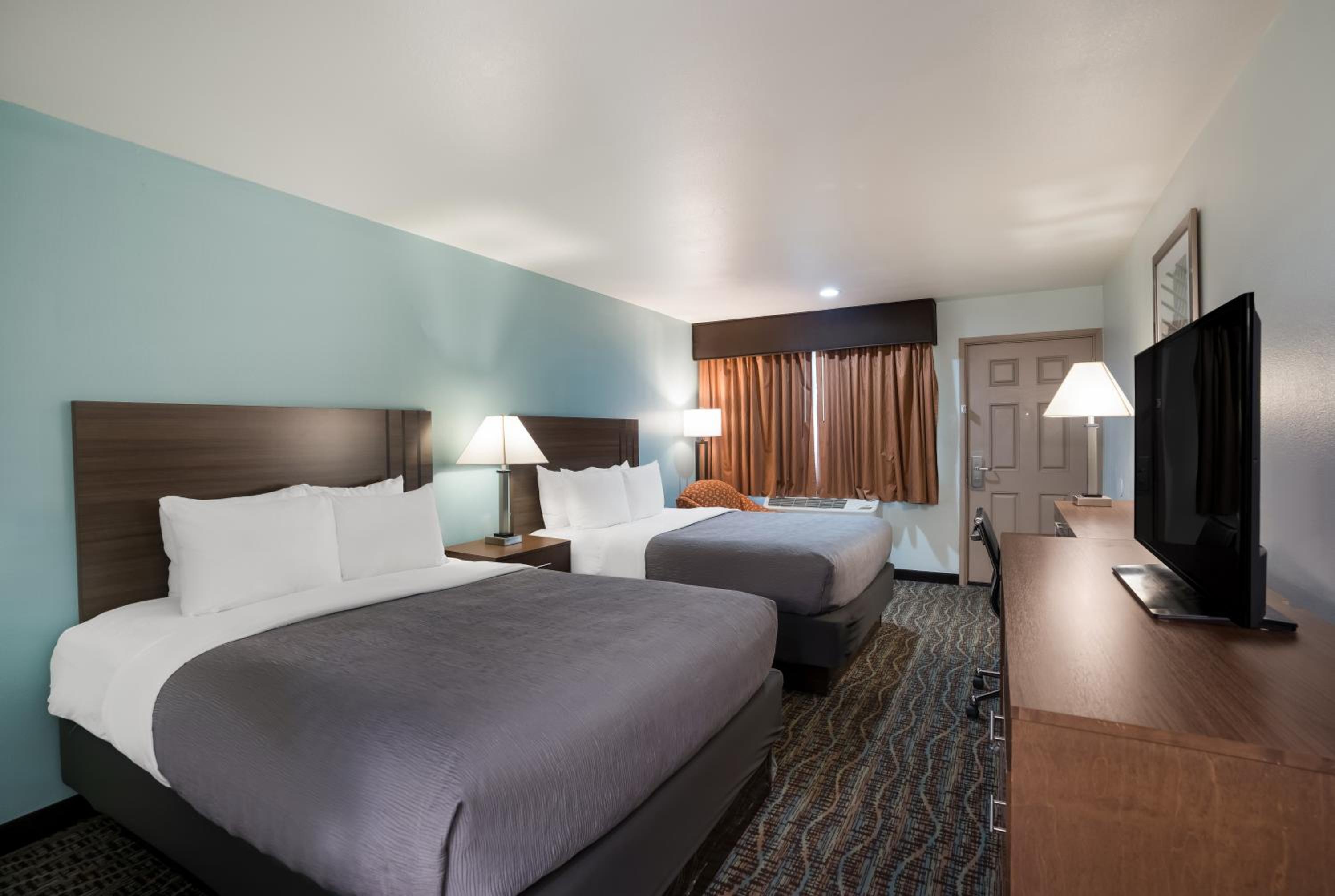 Queen Room with Two Queen Beds - Non-Smoking photo 3