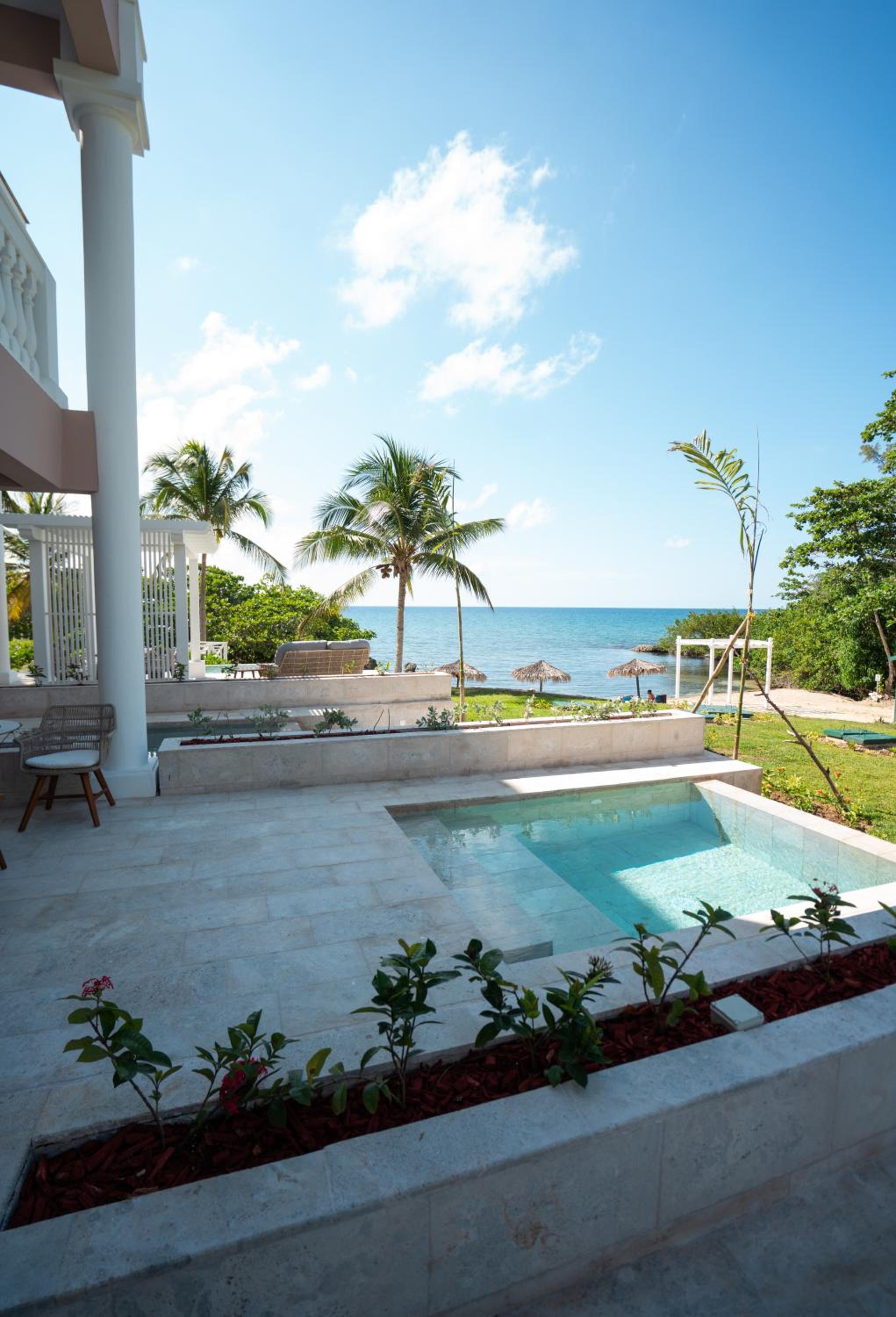 Superior Junior Suite Private Pool Beachside thumbnail 5
