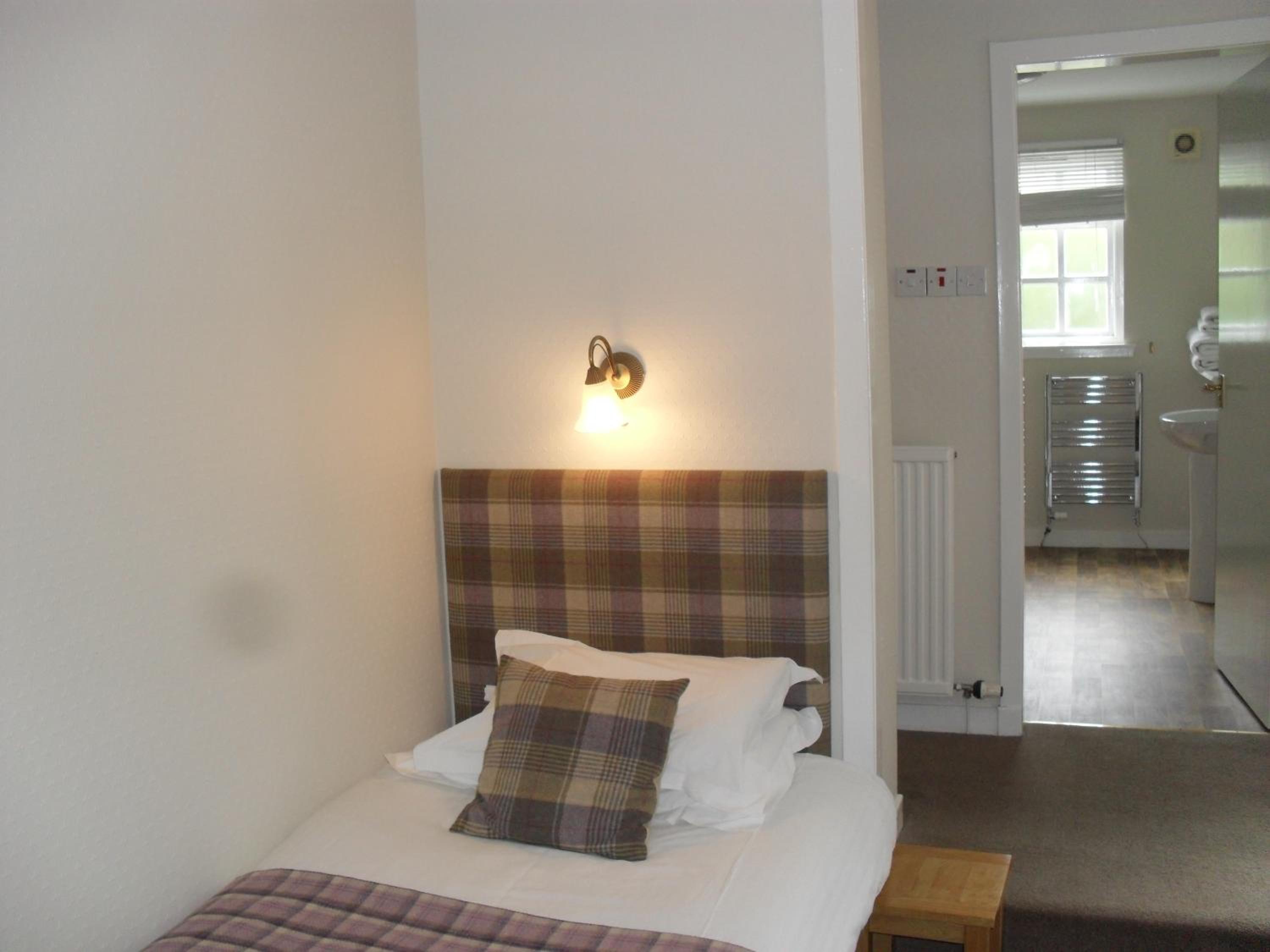 Standard Twin Room - Photo 11
