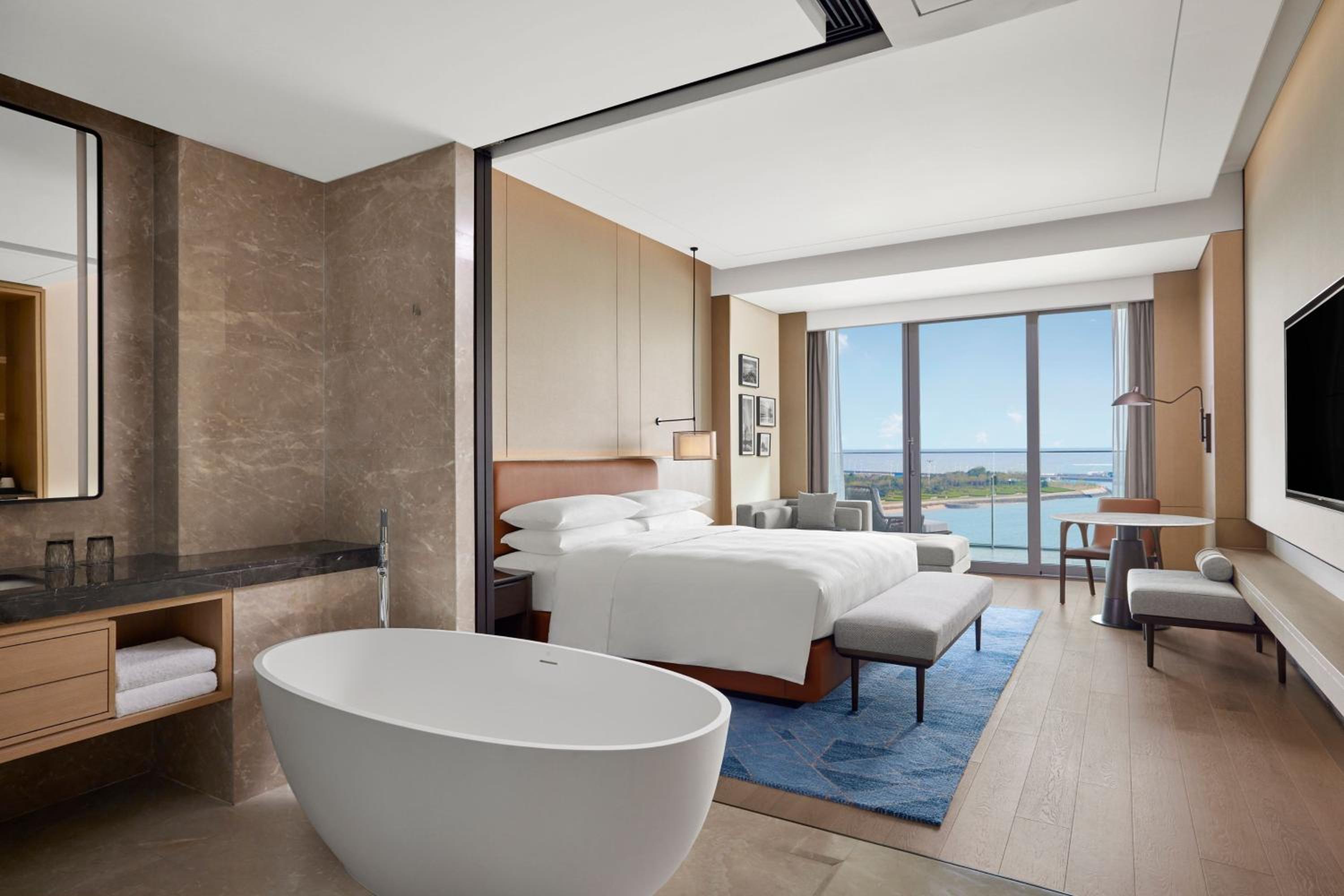 Executive King Room with Balcony - Club Lounge Access - Photo 2